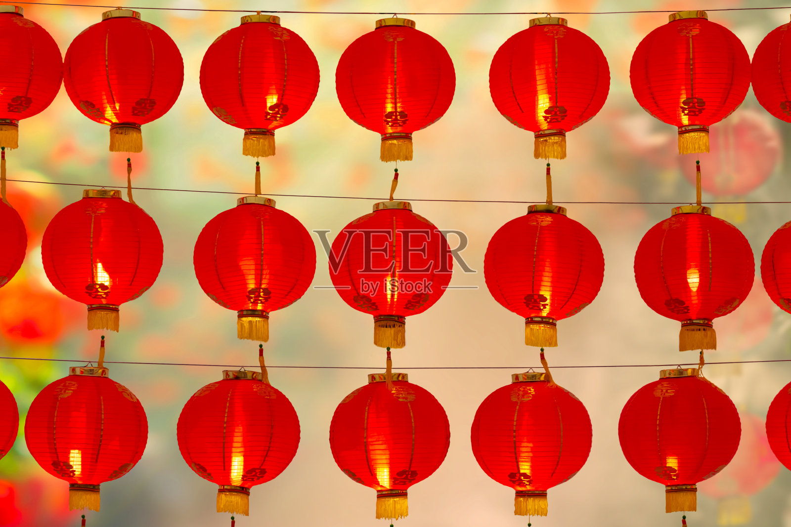 在中国小镇地区的中国新年灯笼。照片摄影图片