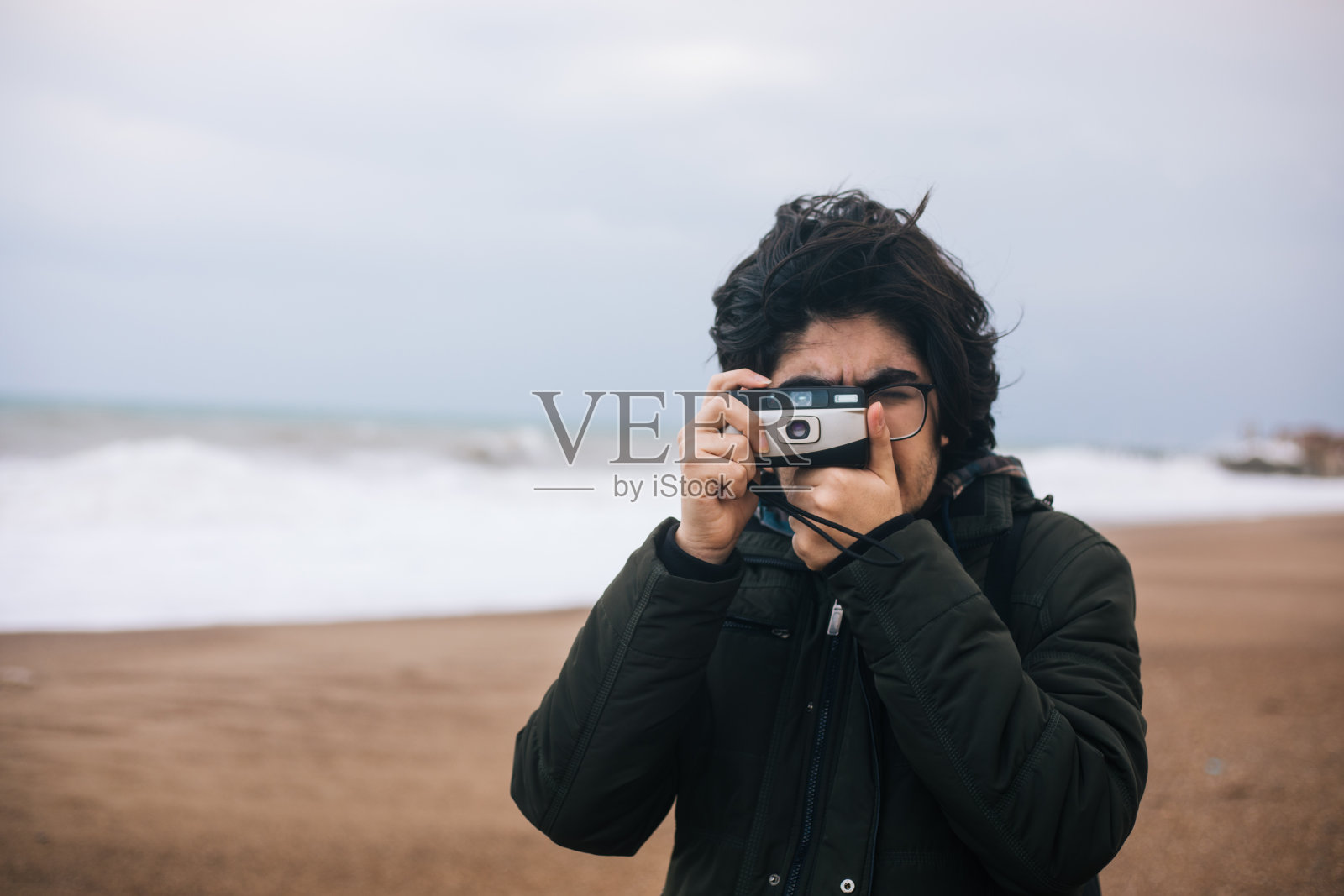 冬天在海滩上拍摄的摄影师照片摄影图片