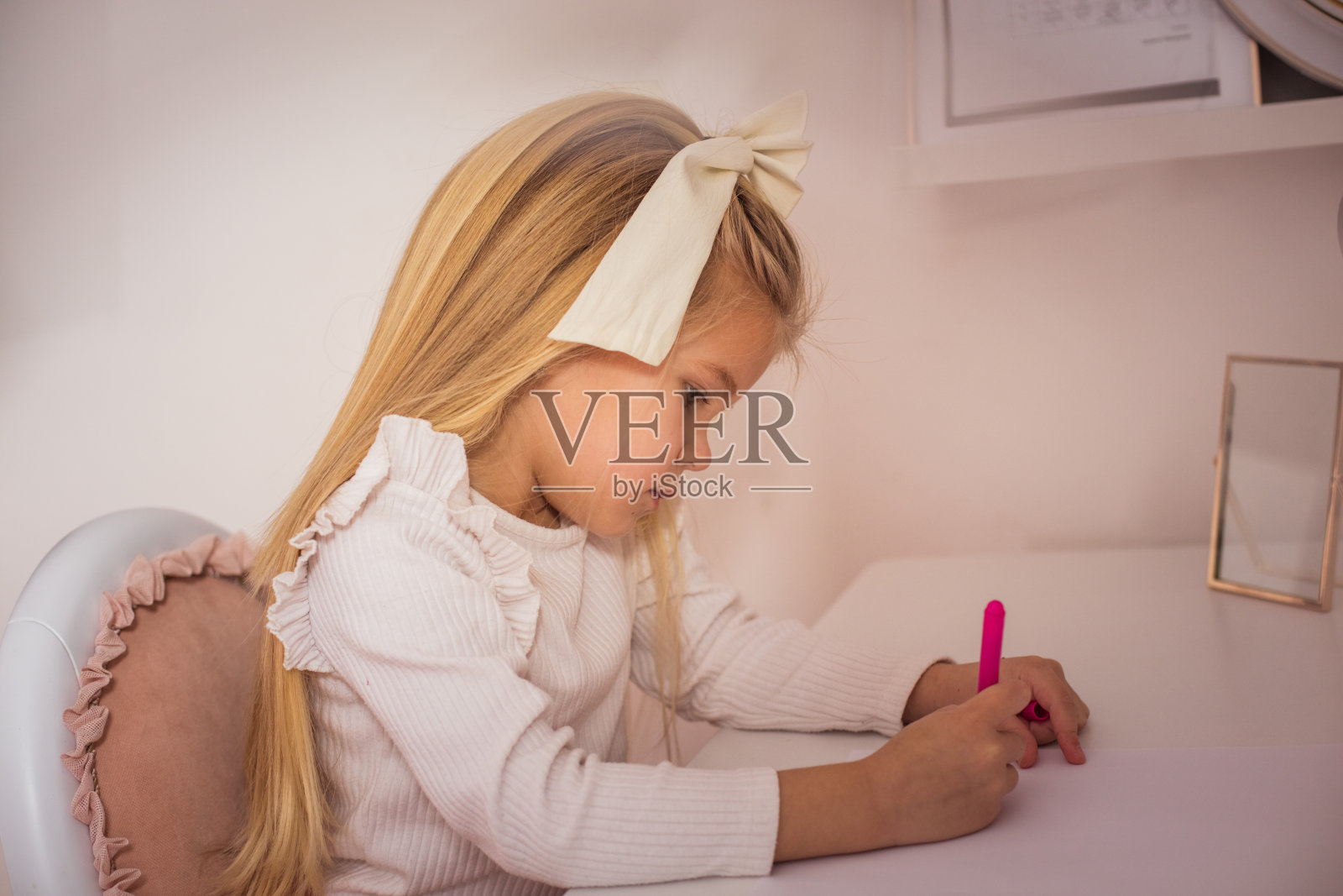 小女孩在她的房间里玩耍和画画。照片摄影图片