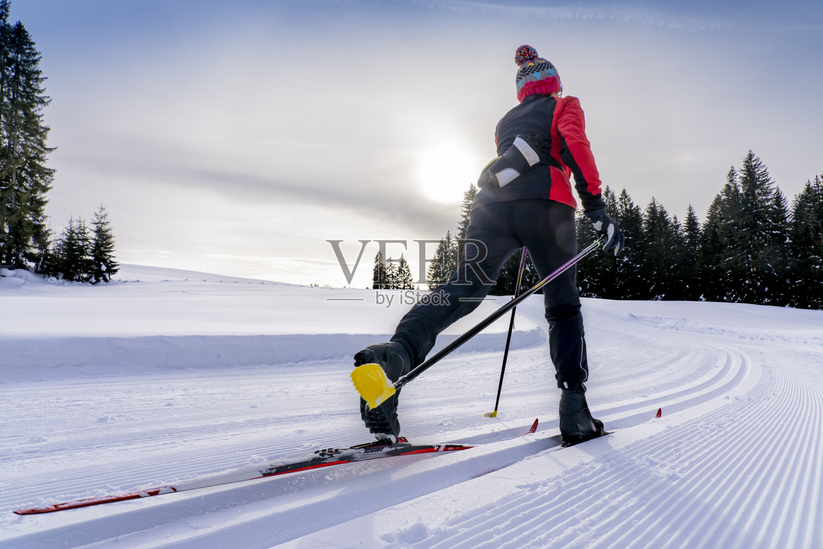 在加曼阿尔卑斯山越野滑雪的高级女子照片摄影图片