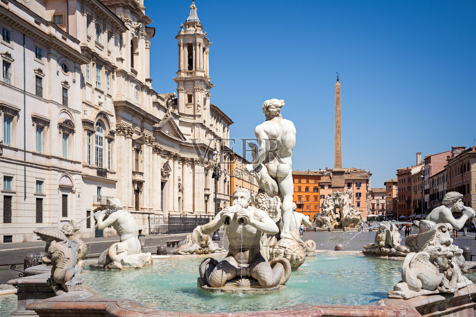 纳沃纳广场是巴洛克罗马建筑的美丽典范，前景是沼泽喷泉(Fontana del Moro)，背景是四条河流(Fontana dei Quattro Fiumi)。罗马,意大利照片摄影图片