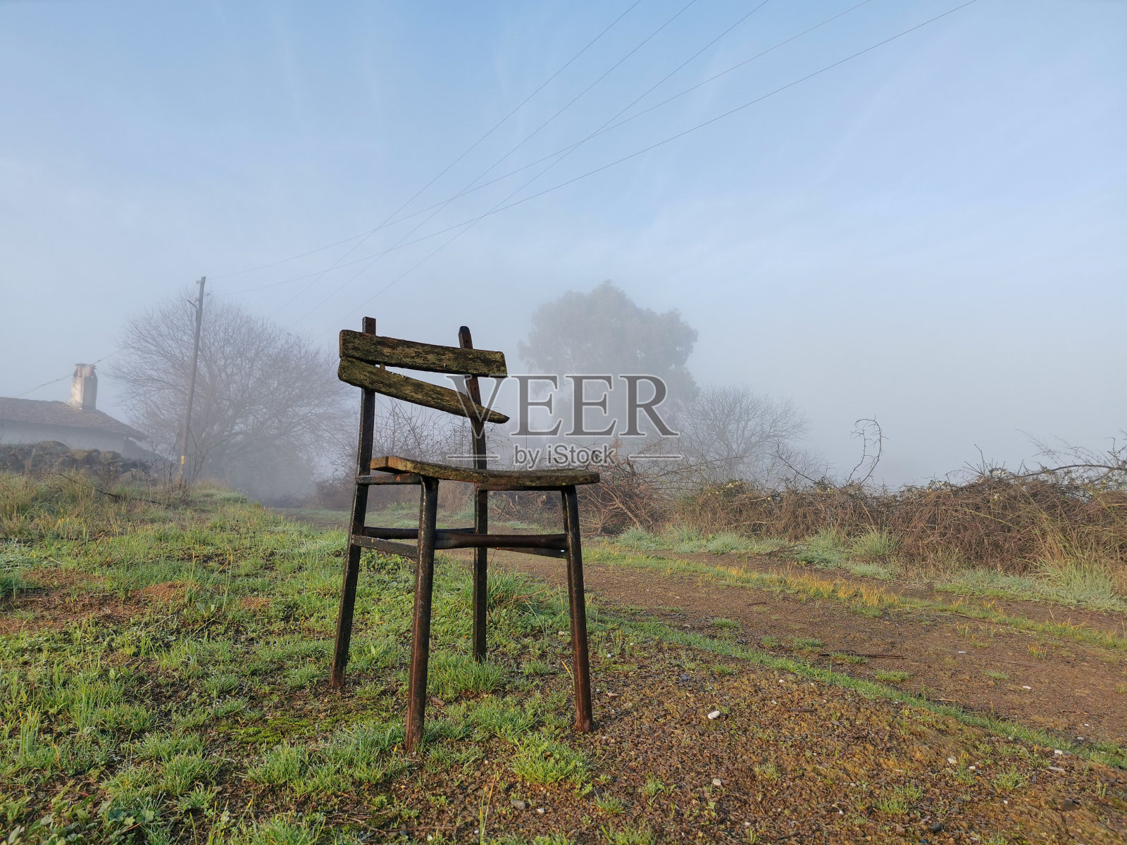 大自然中的旧椅子照片摄影图片