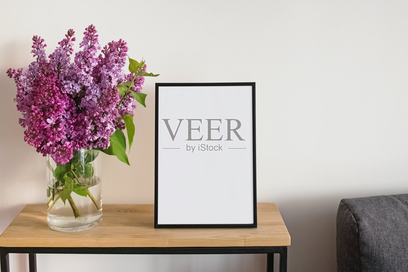 空框和花瓶里的紫丁香花束照片摄影图片