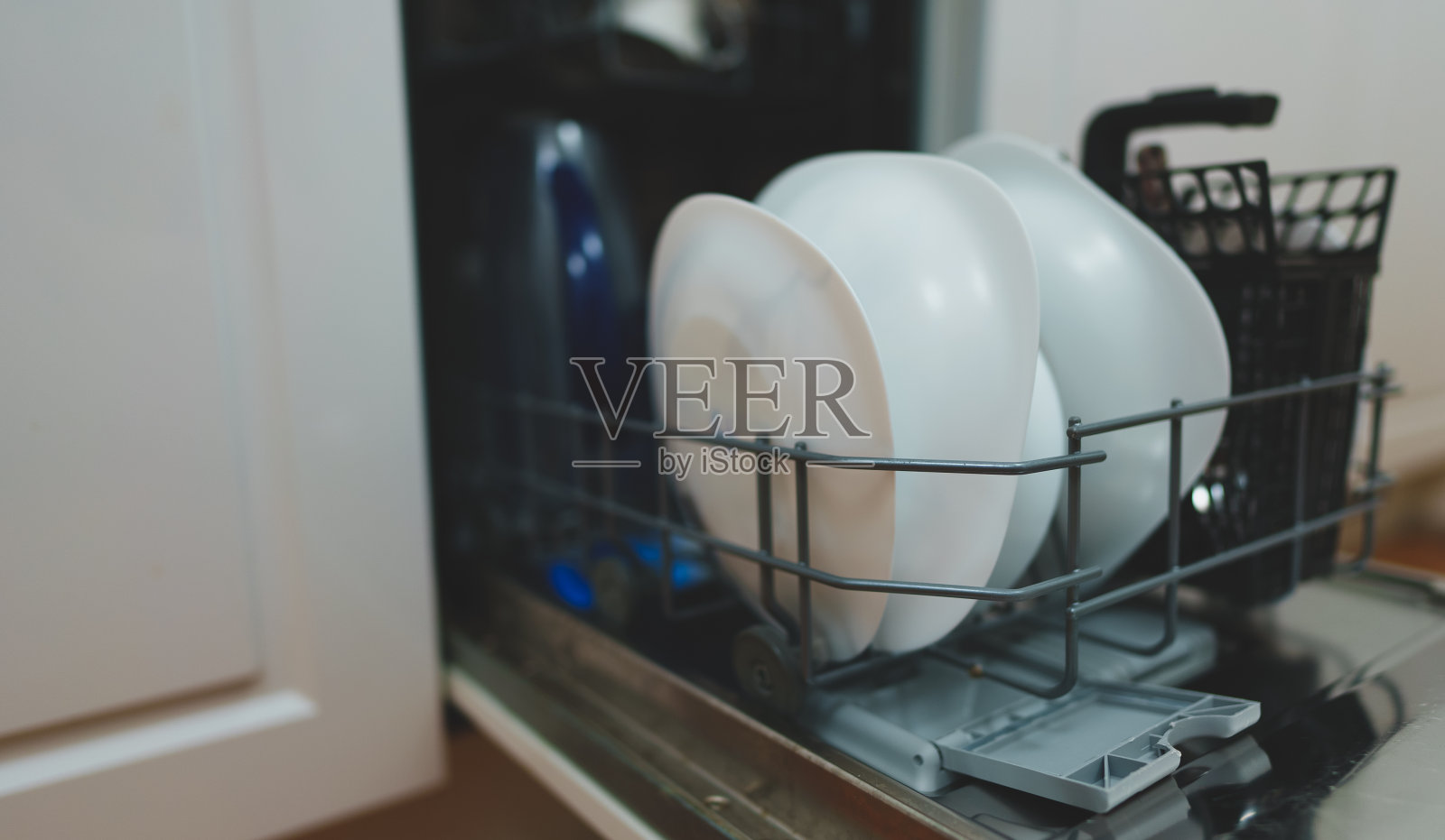 厨房里有洗碗机和洗过的盘子。照片摄影图片
