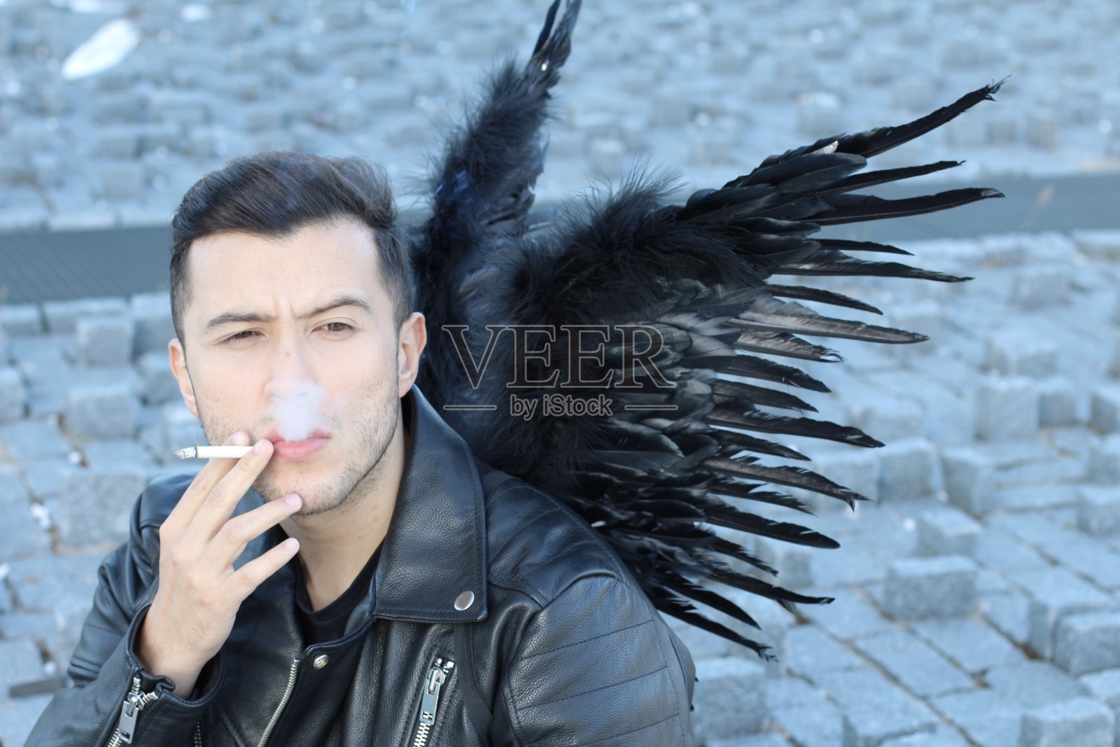 吸着烟的迷人天使照片摄影图片