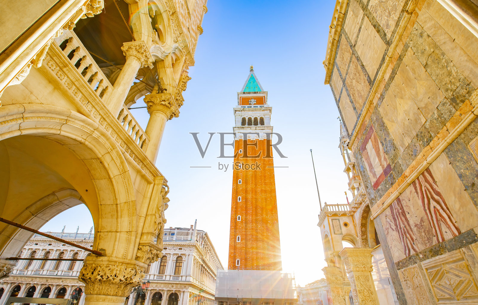 圣马可广场上的总督宫和钟楼，威尼斯照片摄影图片
