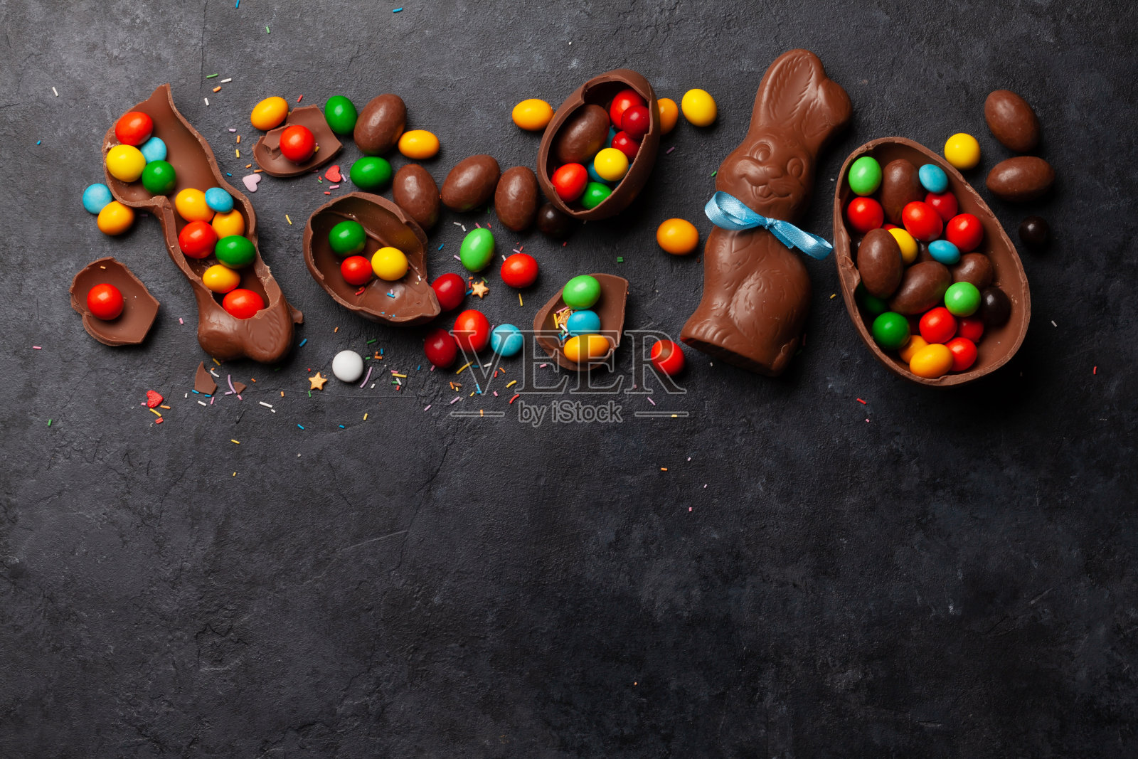 巧克力复活节蛋，巧克力兔子和五颜六色的糖果照片摄影图片