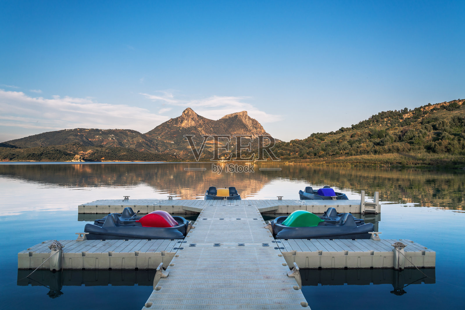 西班牙安达卢西亚，加的斯省，扎哈拉德拉塞拉和瓜达勒特河的埃尔加斯特大坝上的脚踏船照片摄影图片