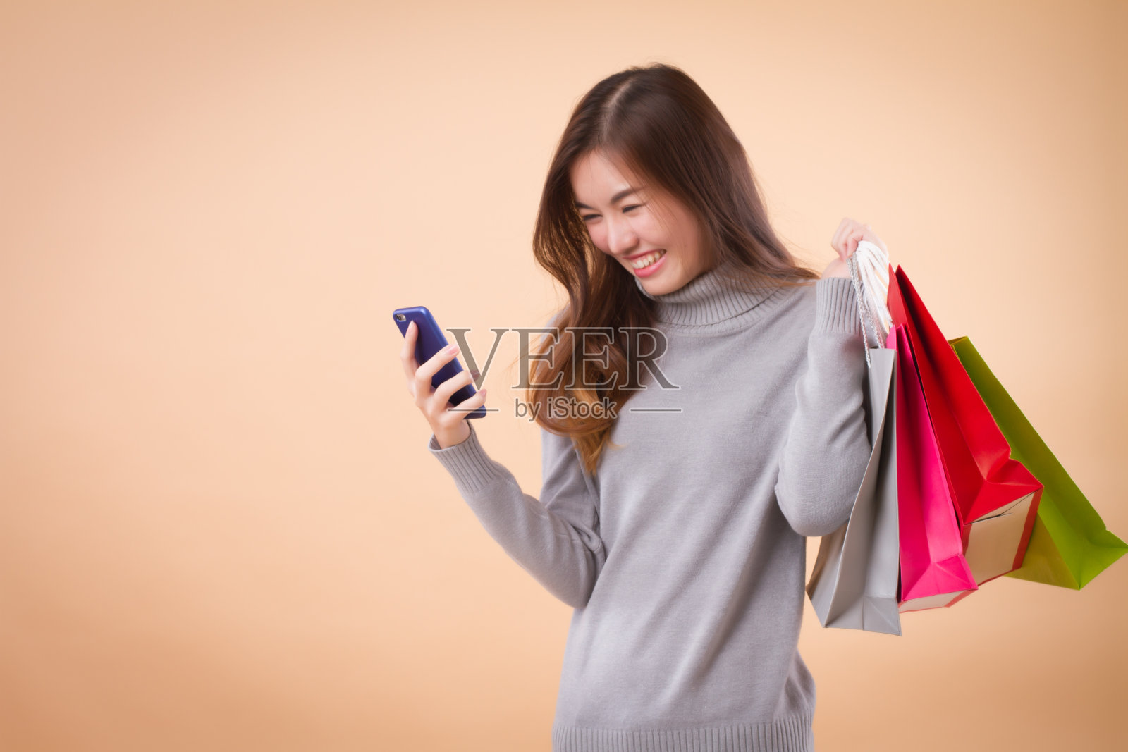 女人购物与智能手机应用程序照片摄影图片