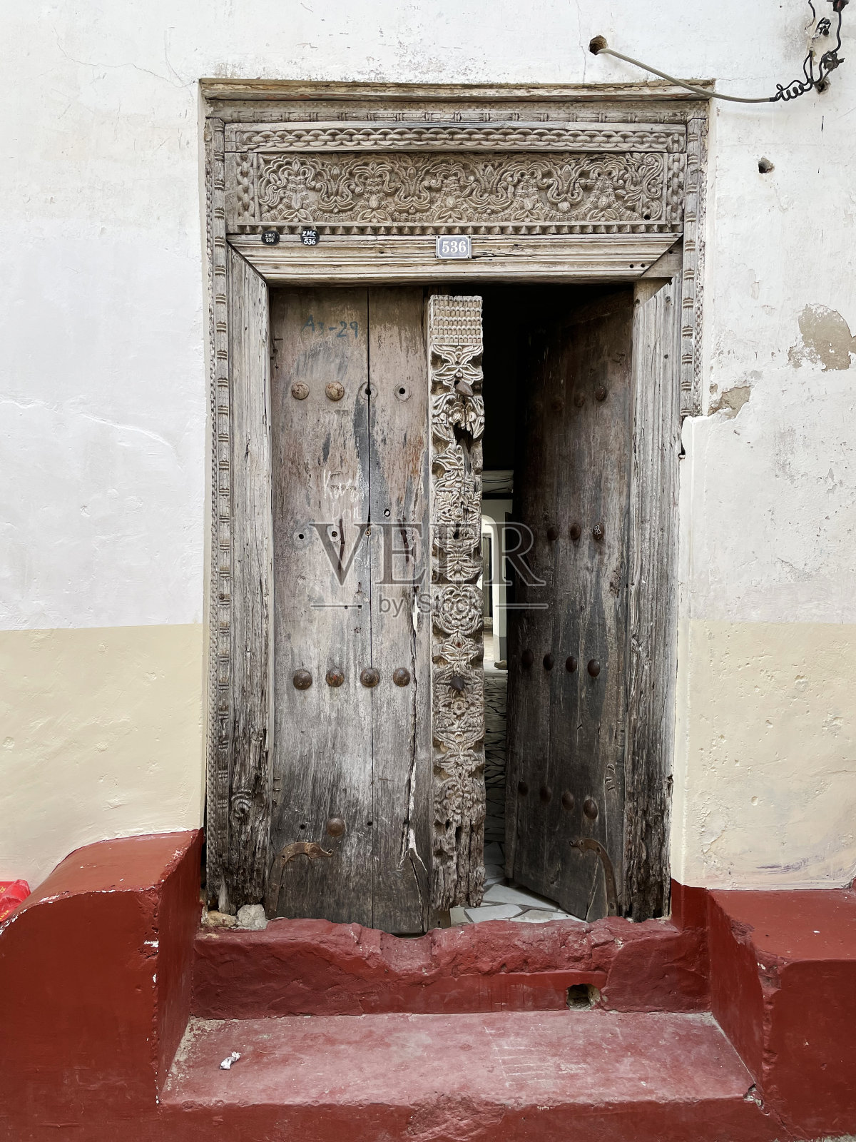 桑给巴尔市的阿拉伯东方风格的旧门照片摄影图片