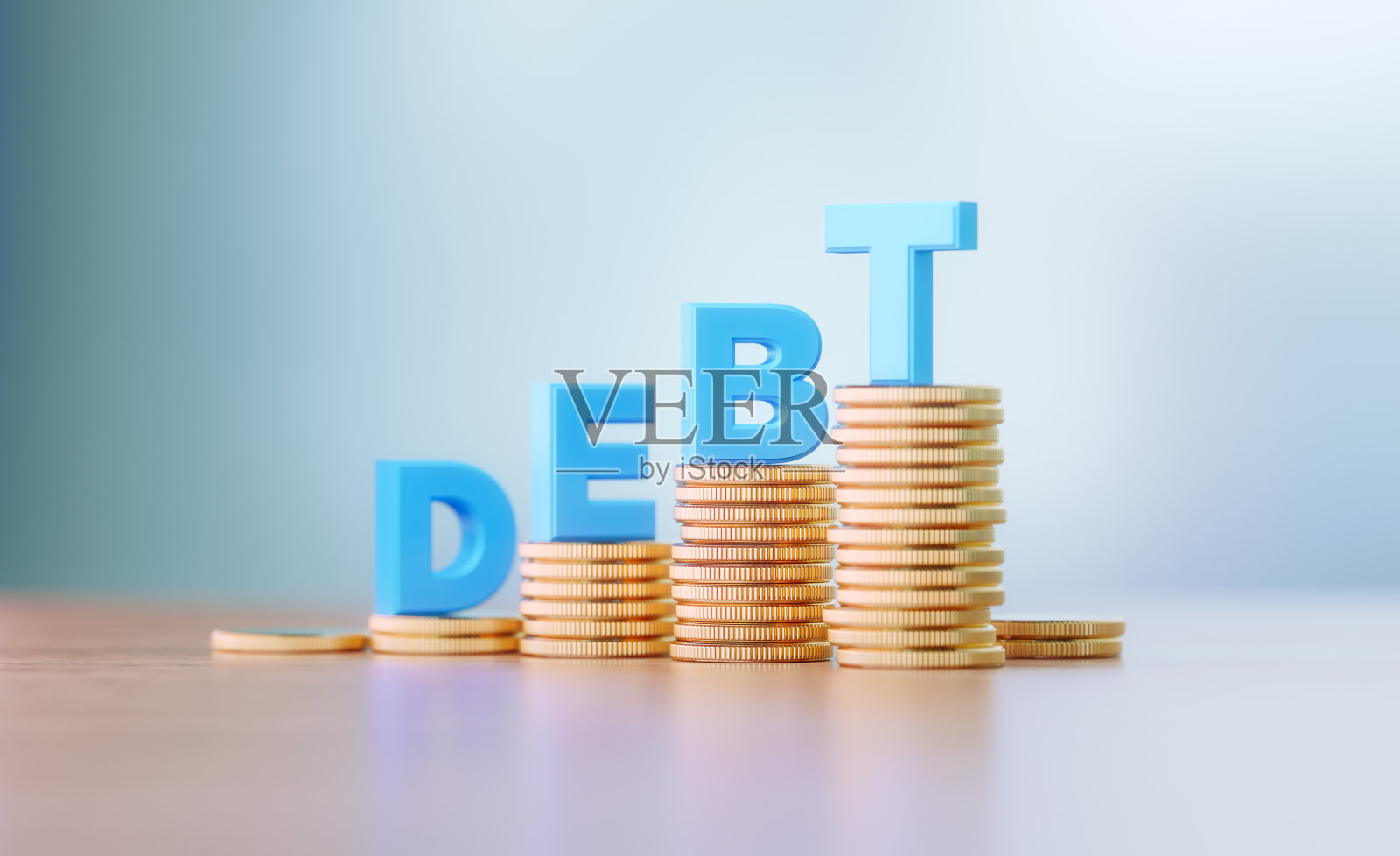 债务增加概念-蓝色字母坐在硬币堆栈写债务前散焦背景照片摄影图片