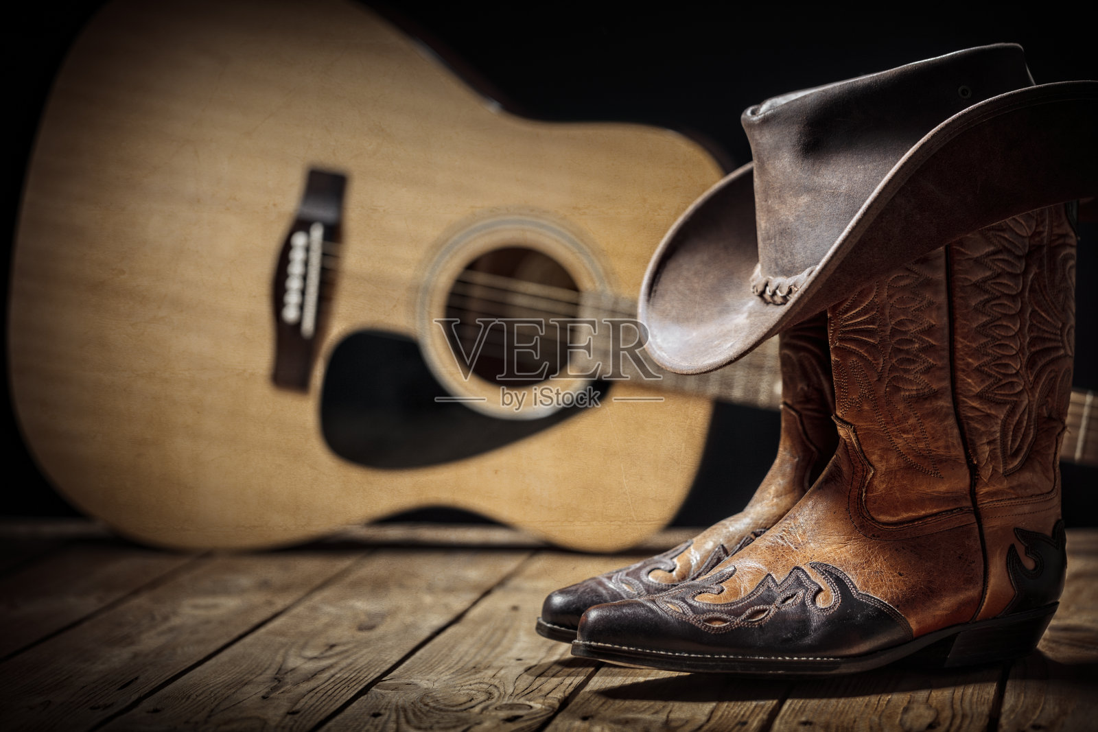 乡村音乐节现场音乐会与原声吉他，牛仔帽和靴子照片摄影图片