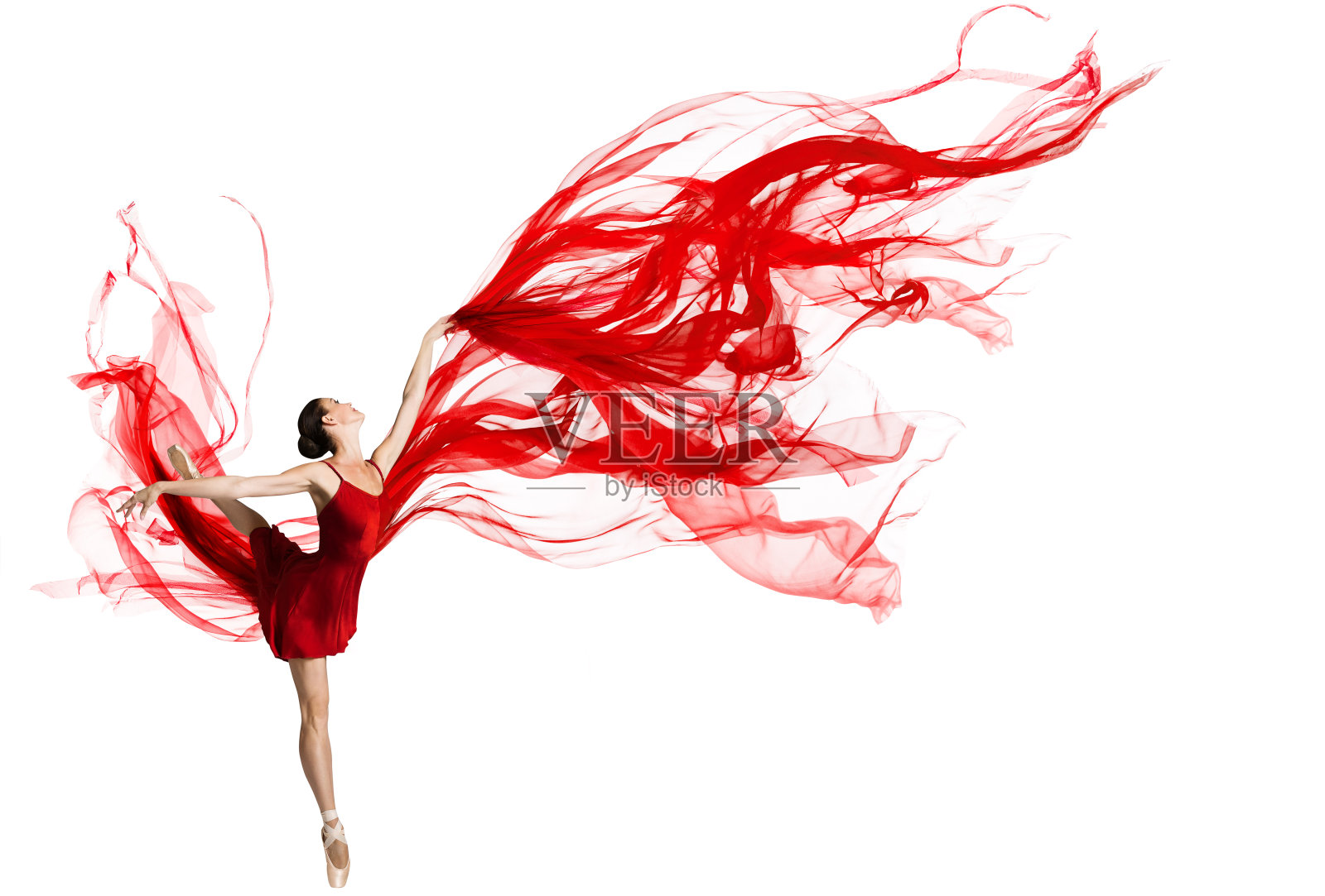 芭蕾舞女演员跳舞。女人跳舞的红色织物。优雅的芭蕾舞者在空中跳跃。红布迎风飘扬。白色背景隔离照片摄影图片
