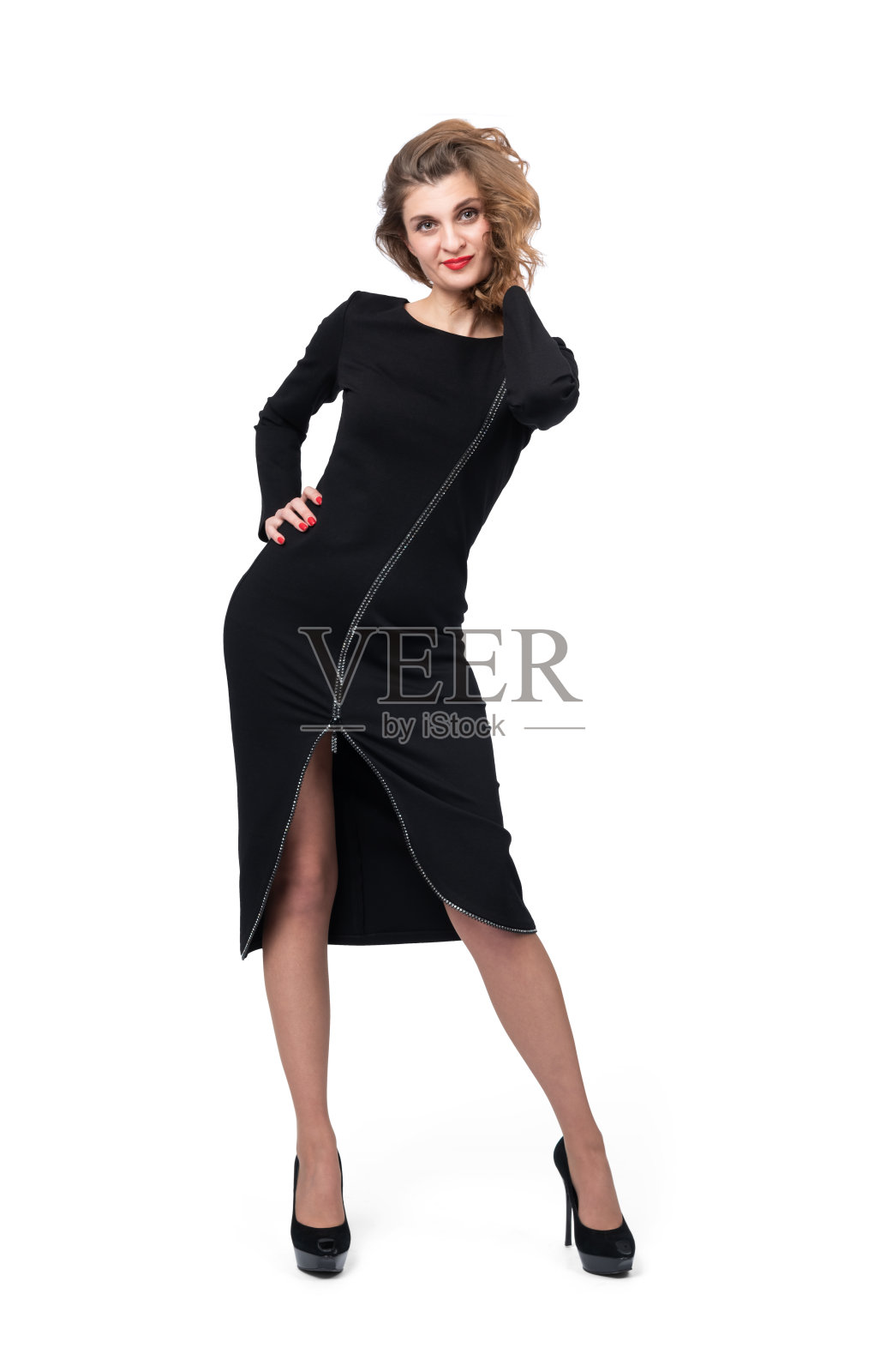 年轻漂亮的女人在黑色晚礼服和高跟鞋站着摆姿势，孤立在白色的背景照片摄影图片