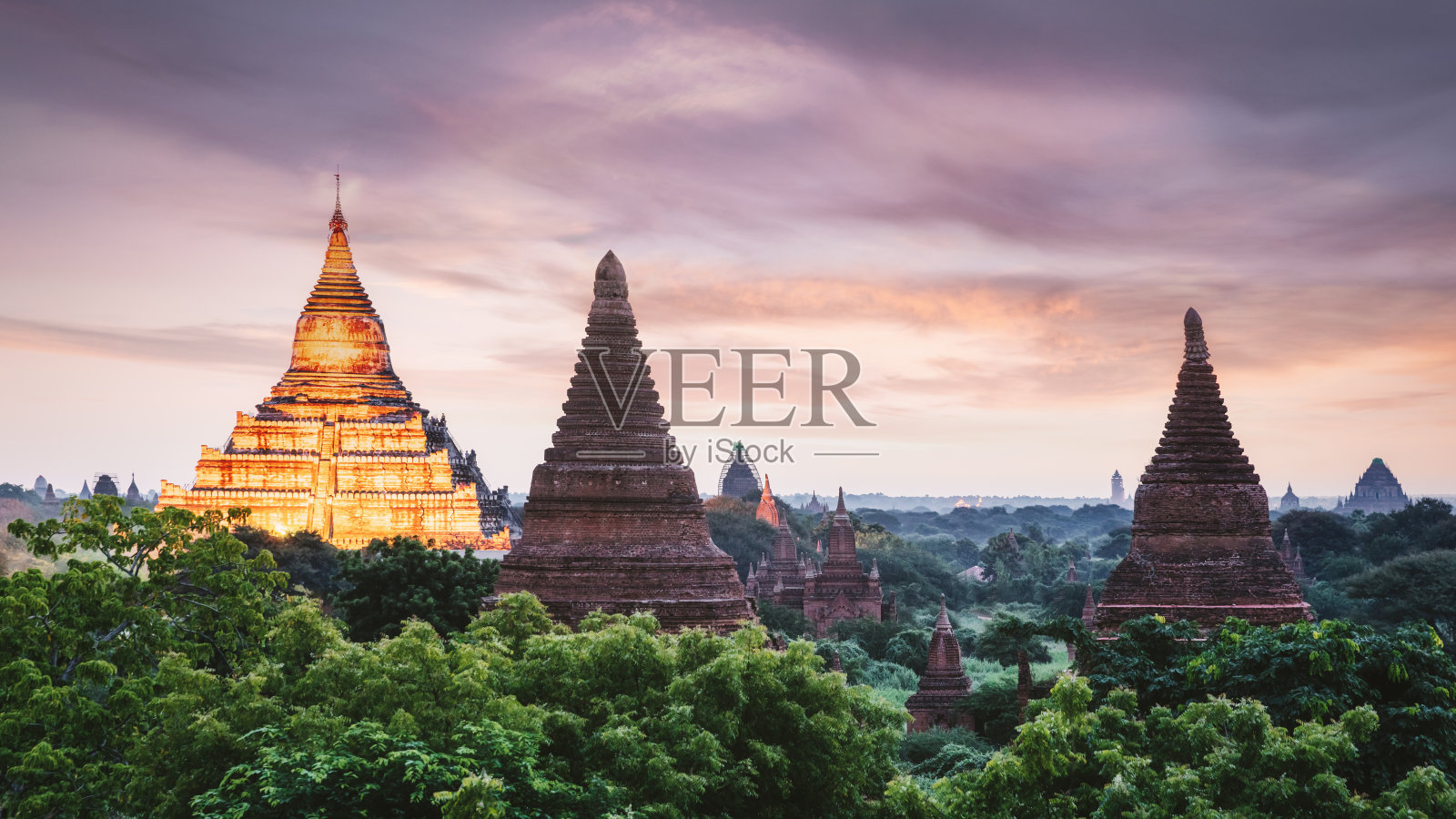 蒲甘日落全景照亮了缅甸的古寺和宝塔照片摄影图片