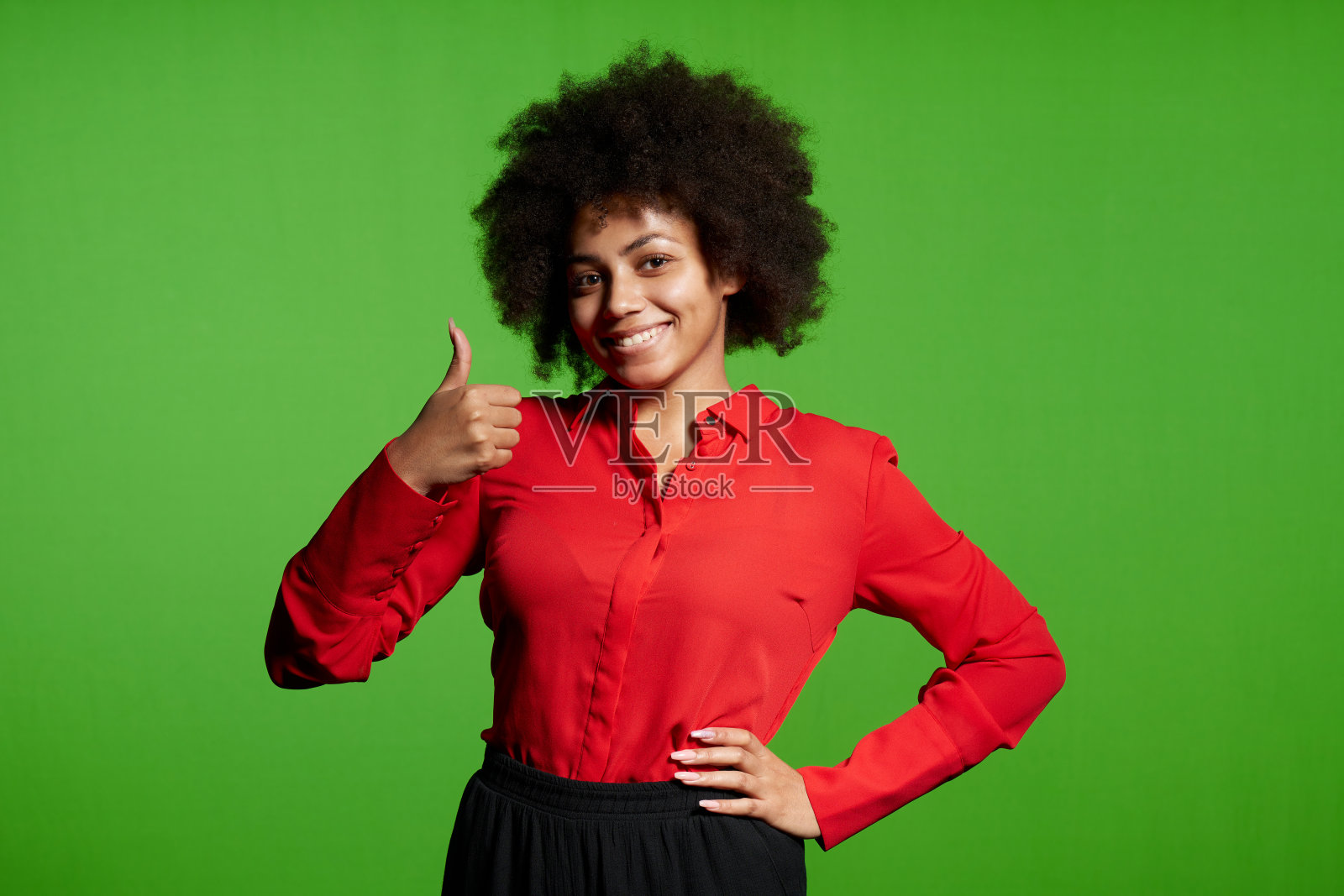年轻的非洲裔美国女孩微笑着看着镜头，竖起大拇指照片摄影图片