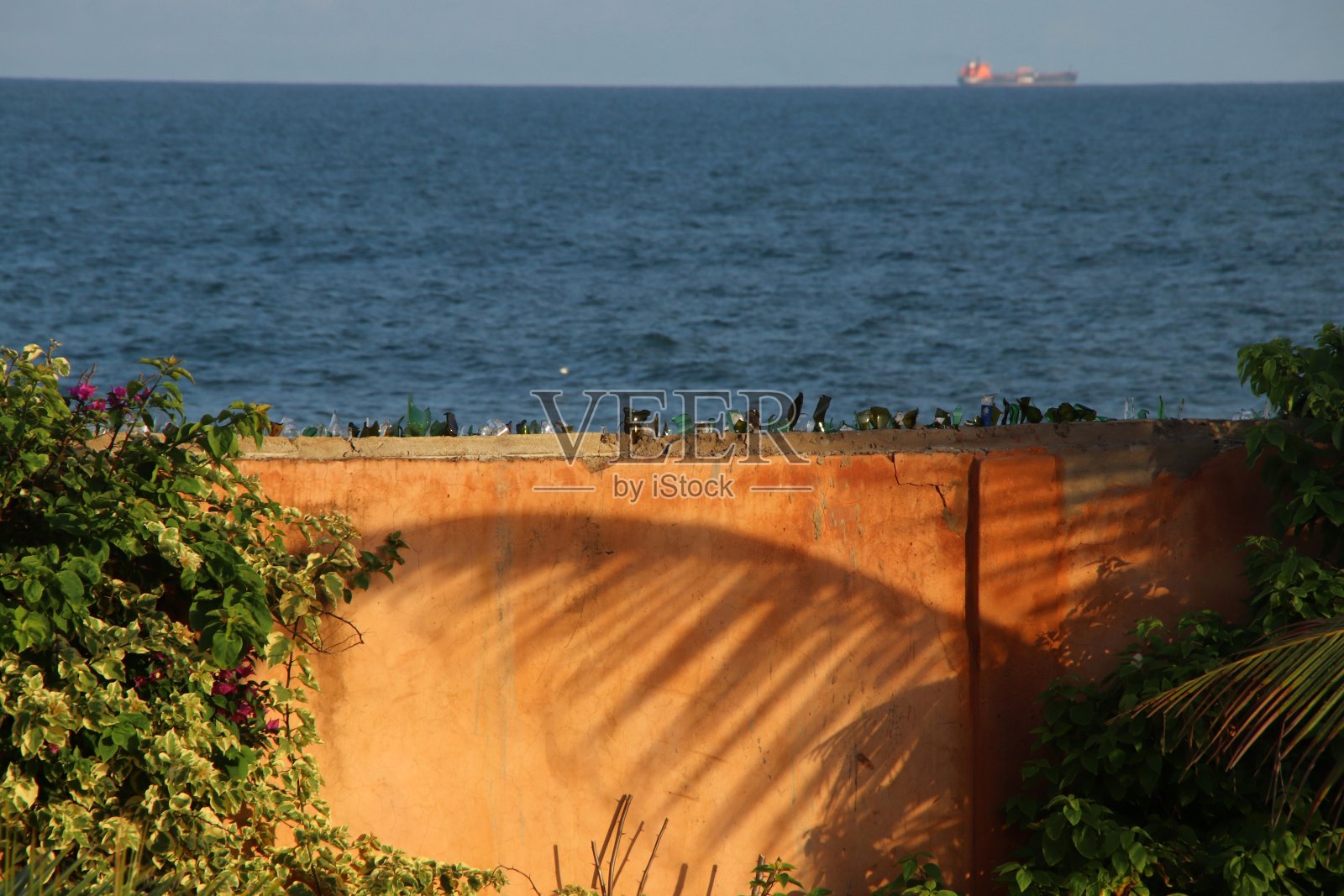 在美丽的阿韦波佐海滩上的海景，多哥，西非。照片摄影图片