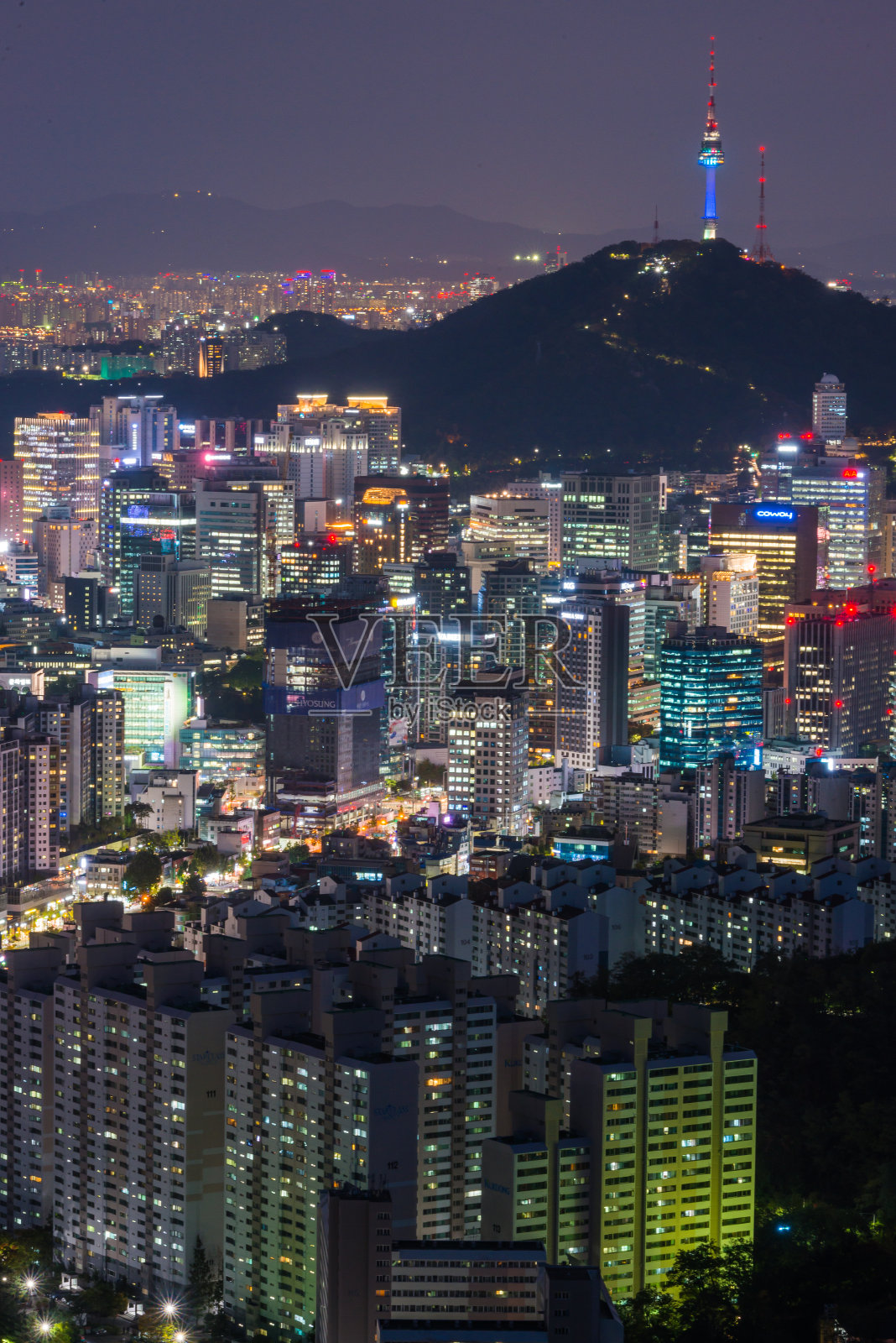 霓虹夜景首尔南山大厦俯瞰拥挤的摩天大楼韩国城市景观照片摄影图片