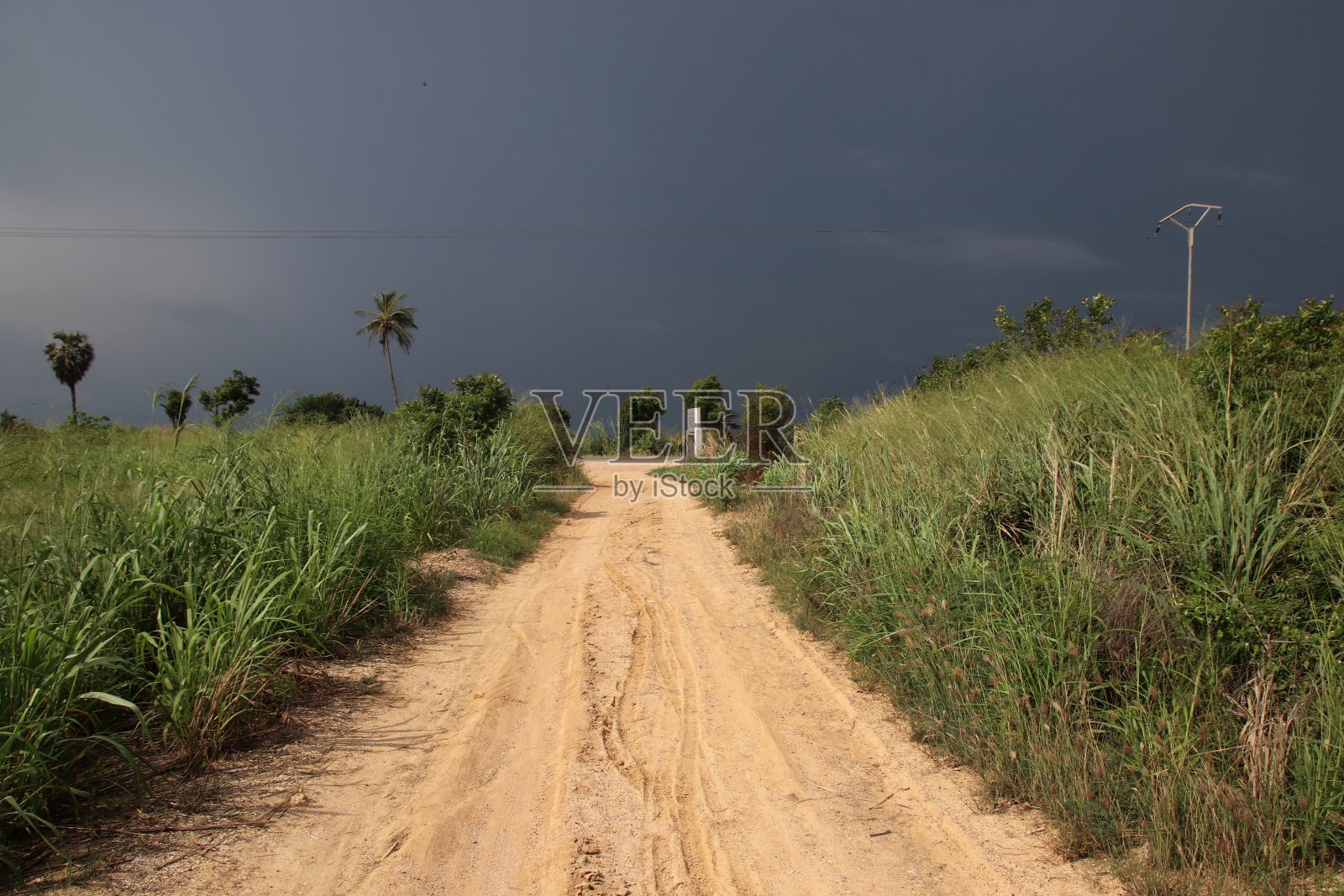 最后一缕阳光照射在风景上，Agbantokopé附近，多哥，西非。照片摄影图片