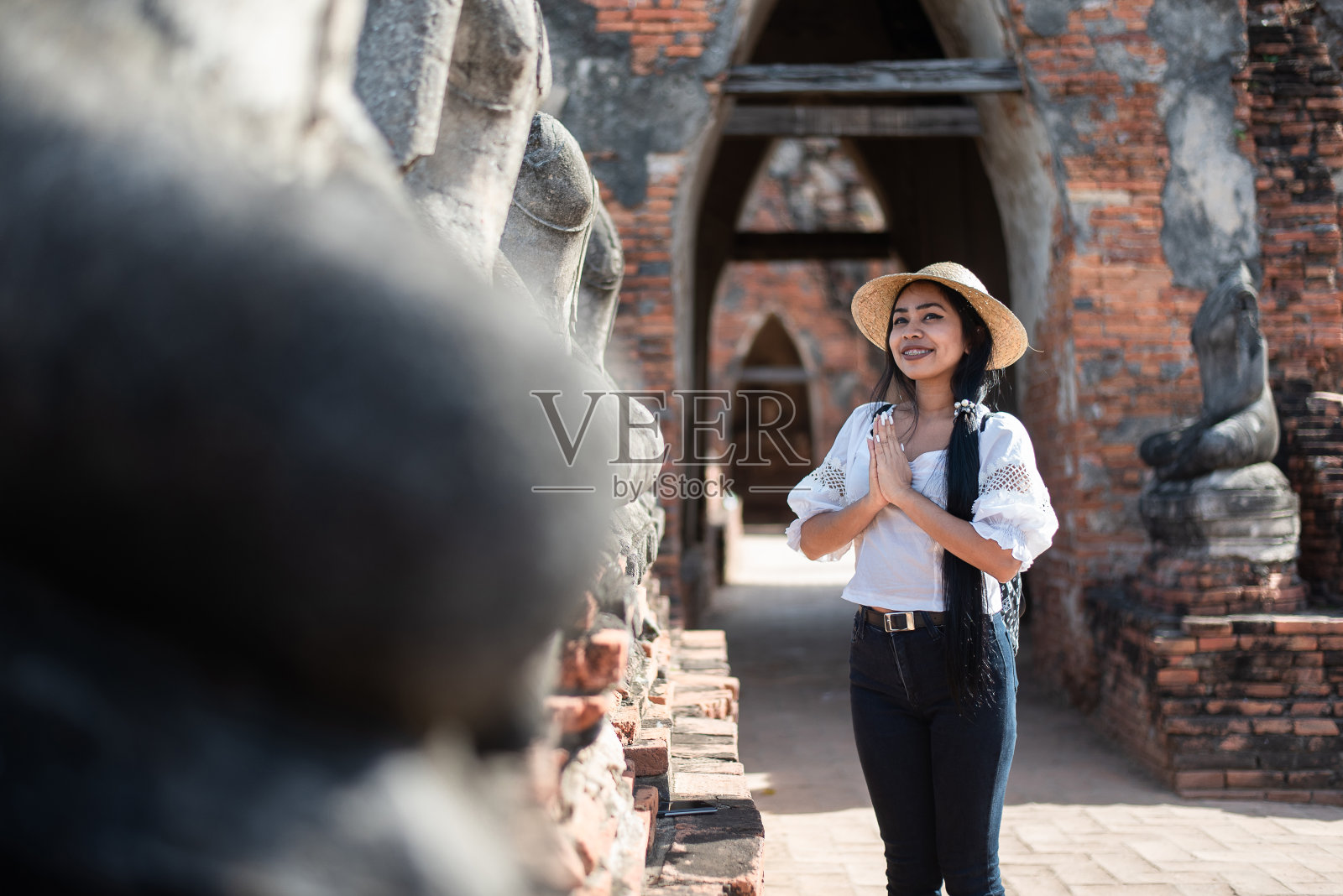旅游和旅游概念…年轻美丽的亚洲游客在泰国著名寺庙旅游。泰国大城府那空寺，普氏寺，世界遗产。照片摄影图片