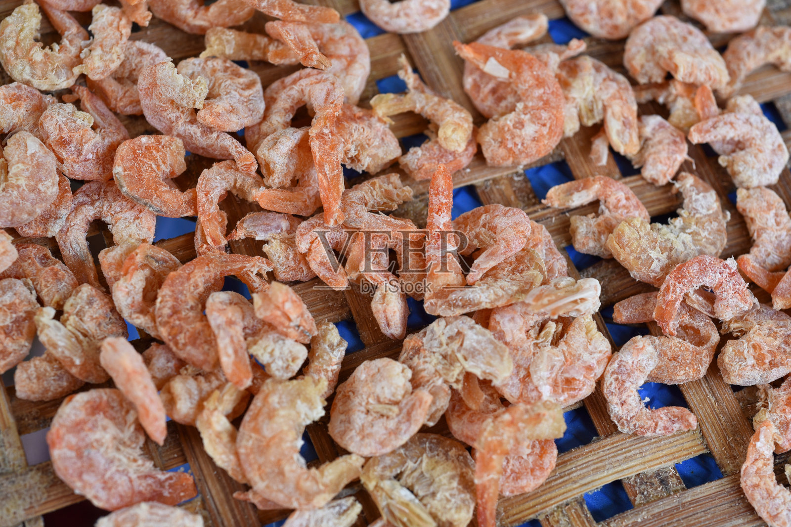 干小虾食品，晒干是亚洲食品的一种防腐方法。照片摄影图片