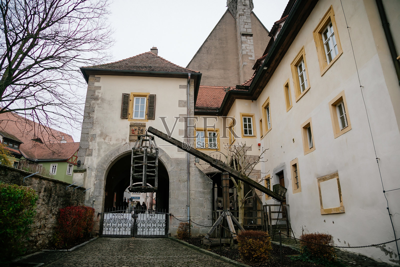 2017年11月17日，德国巴伐利亚州Rothenburg ob der Tauber老城的历史建筑，中世纪犯罪博物馆的庭院，木制的酷刑笼，用水折磨女巫的装置照片摄影图片