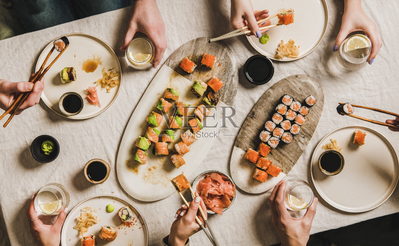 家人或朋友在隔离区吃日本传统寿司照片摄影图片