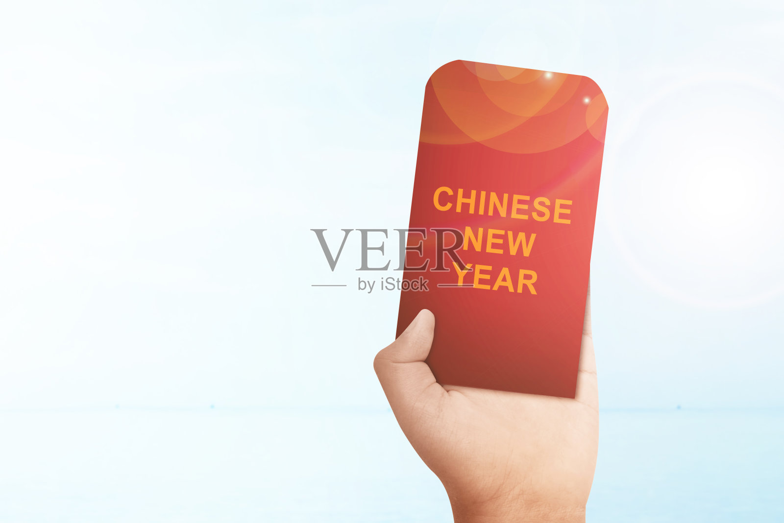 人们拿着写有中国新年文字的红包(红包)照片摄影图片