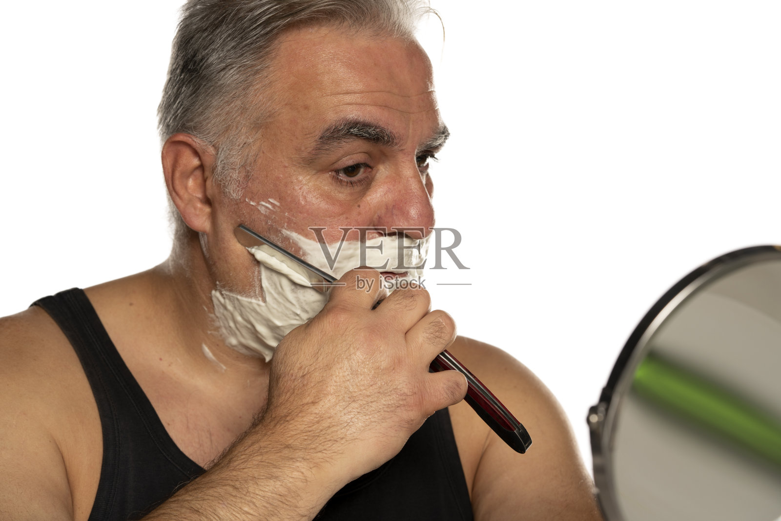 留着灰白短发的中年男子把胡子剃得干干净净照片摄影图片