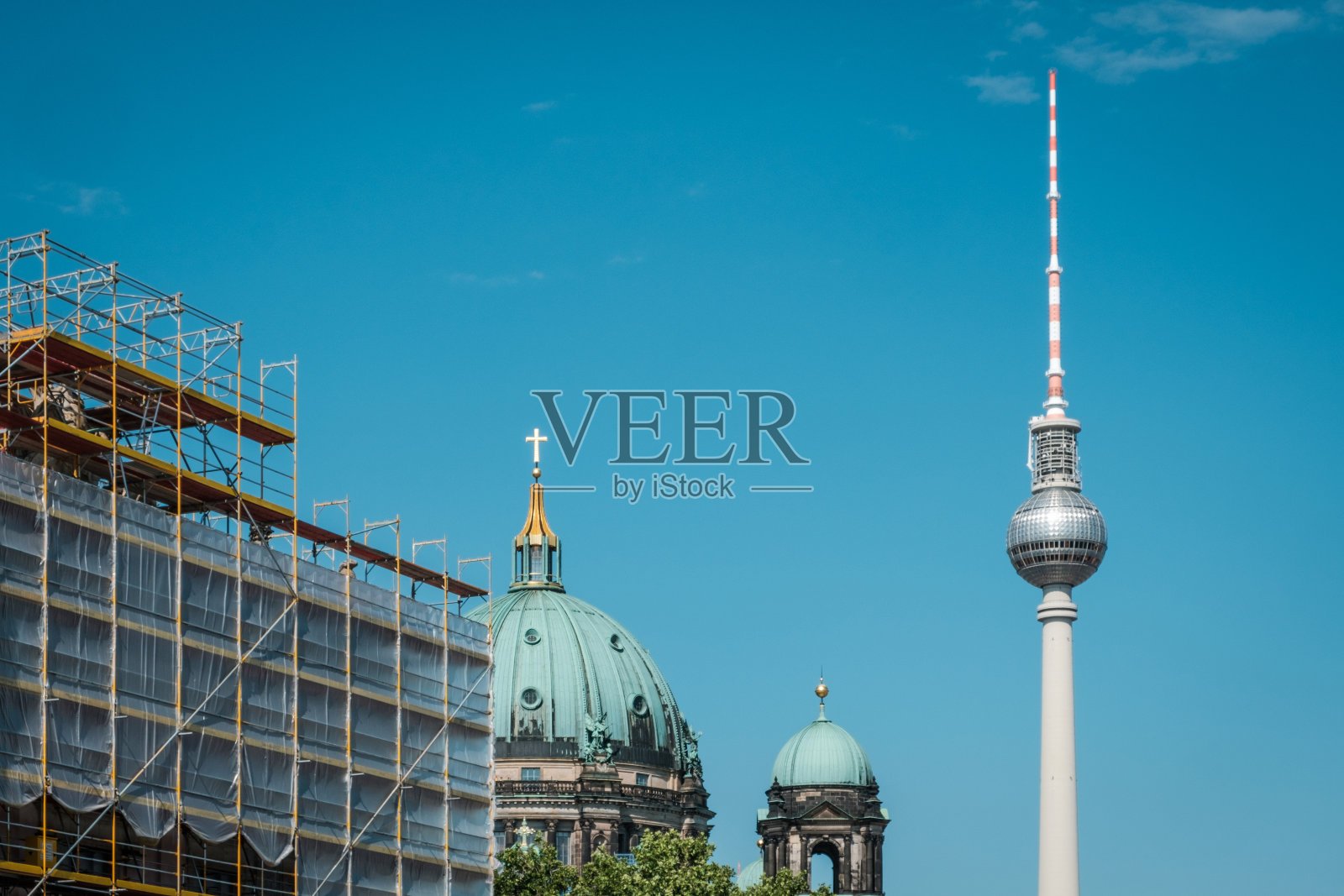 电视塔，柏林大教堂和脚手架在柏林的蓝天照片摄影图片
