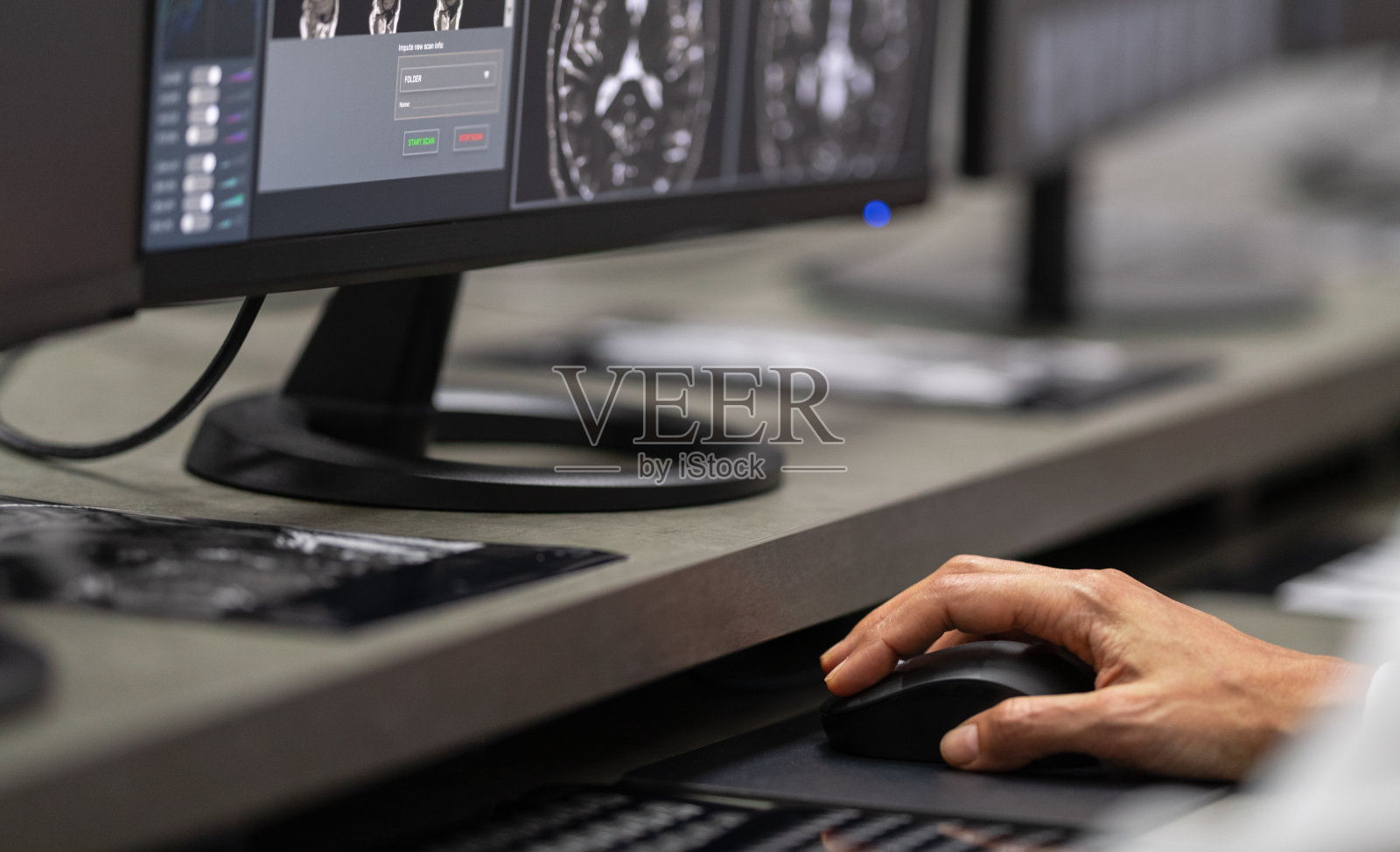 医院女保健工作者的计算机和核磁共振照片摄影图片
