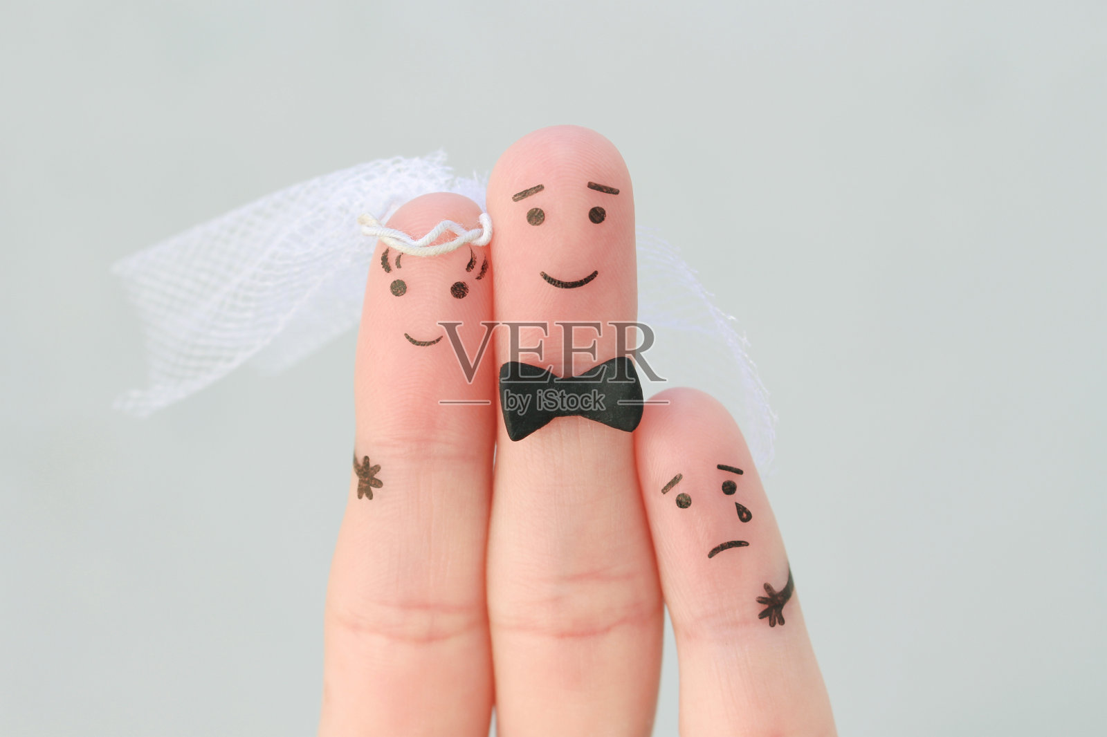 手指艺术的幸福夫妇结婚。继子vs婚礼的概念。照片摄影图片