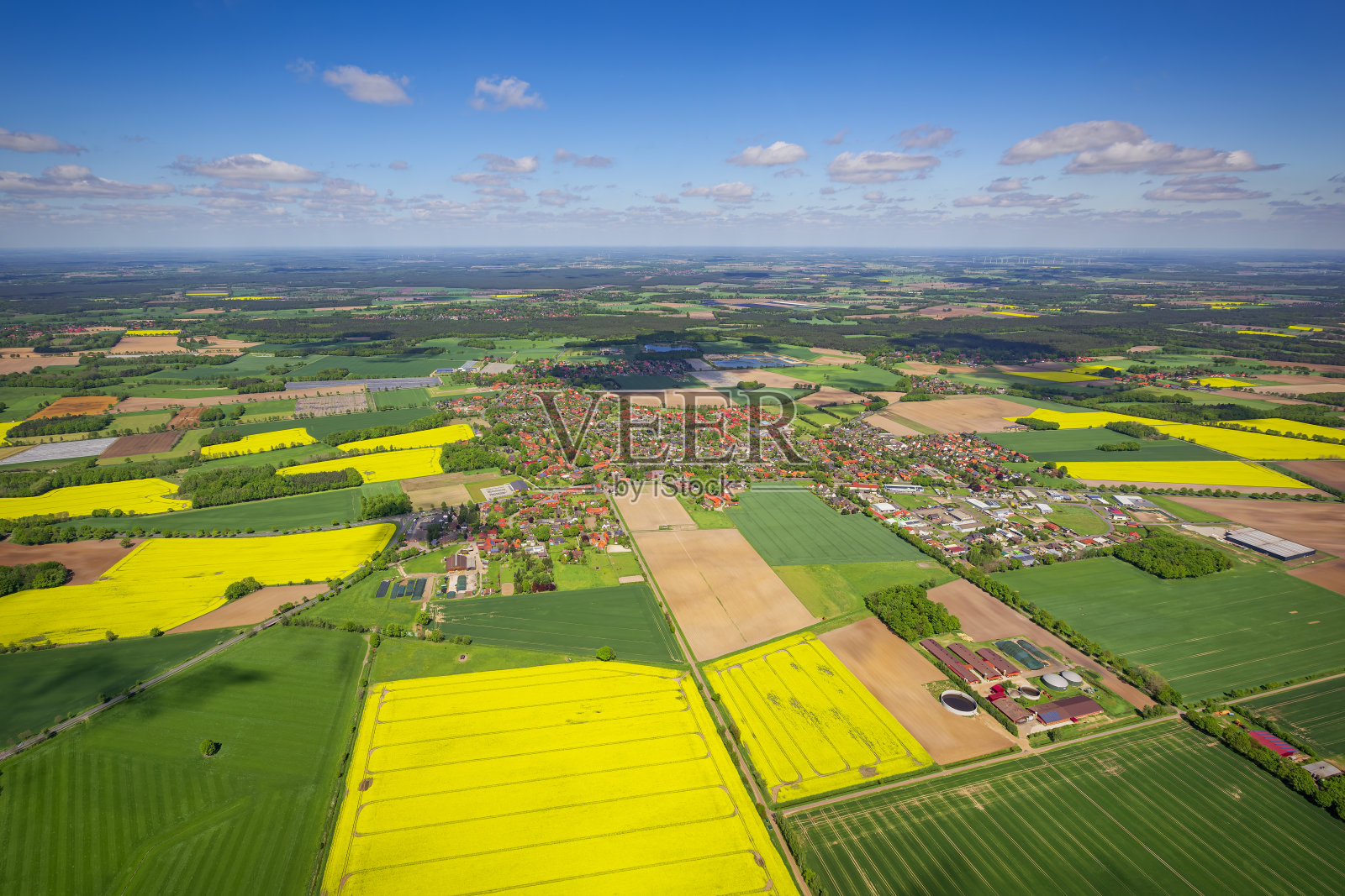德国下萨克森州郊区和农地的鸟瞰图照片摄影图片