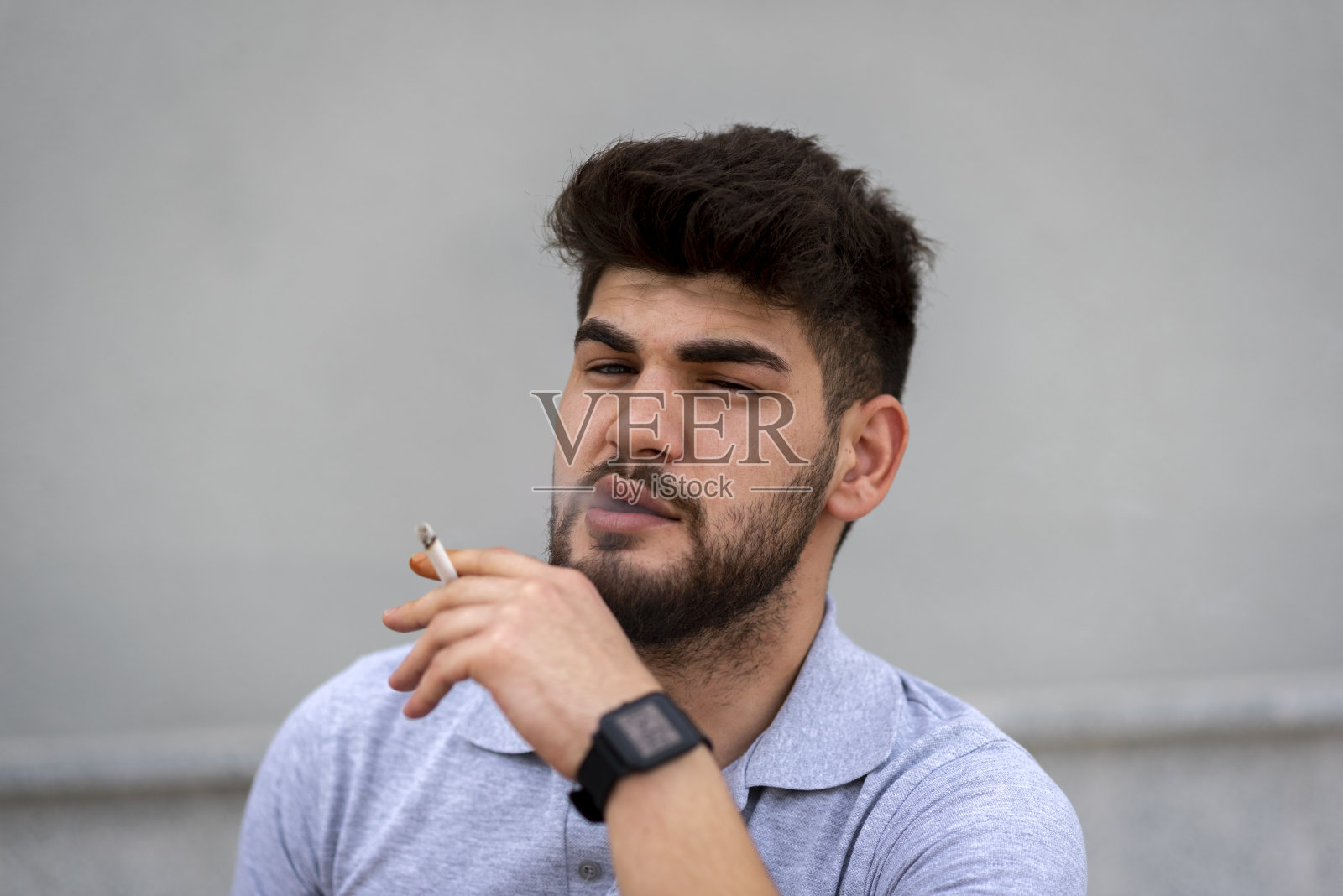 抽烟的帅哥照片摄影图片