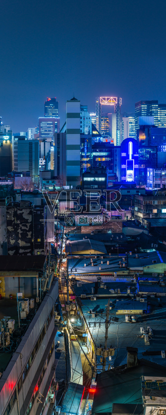 霓虹夜景摩天大楼俯瞰安静的小巷和屋顶全景韩国首尔照片摄影图片