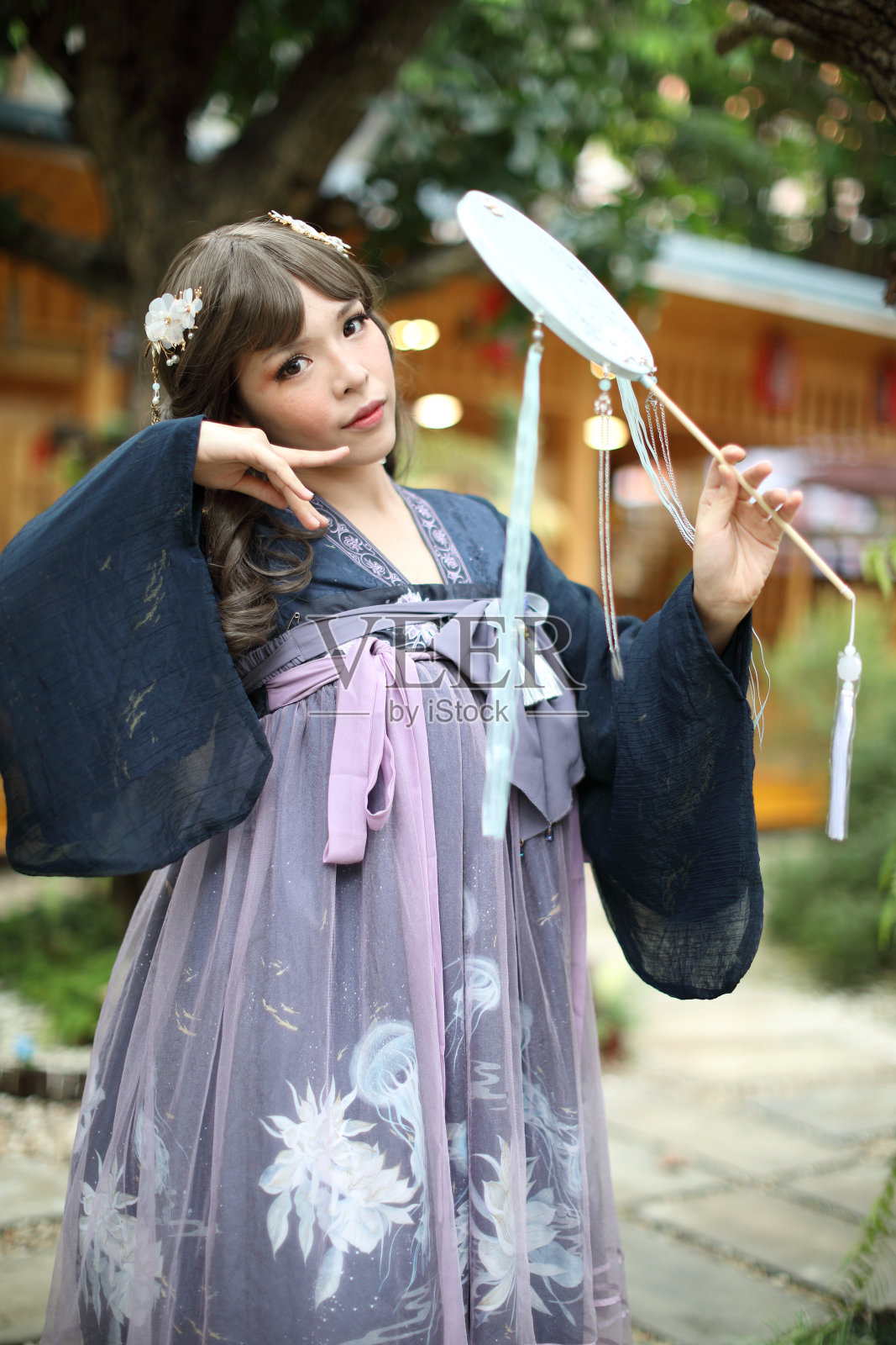 一个女孩的肖像与中国洛丽塔服装与中国园林照片摄影图片