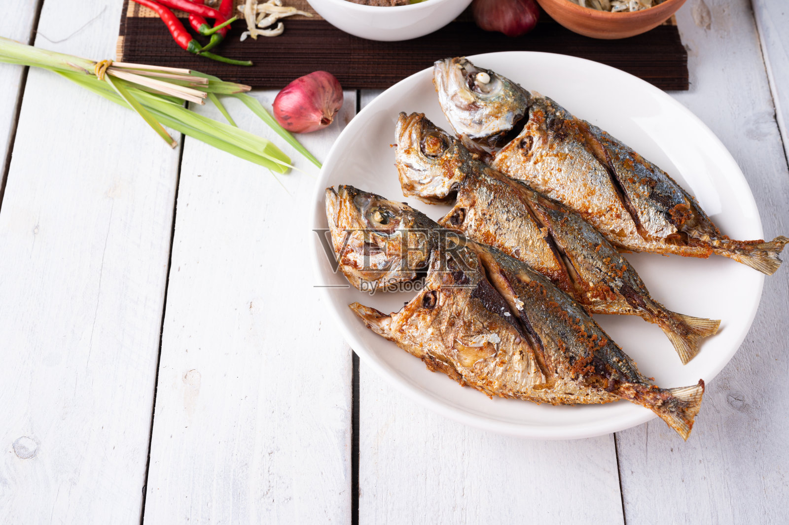 炸鲭鱼配鱼露，泰国传统食品。照片摄影图片