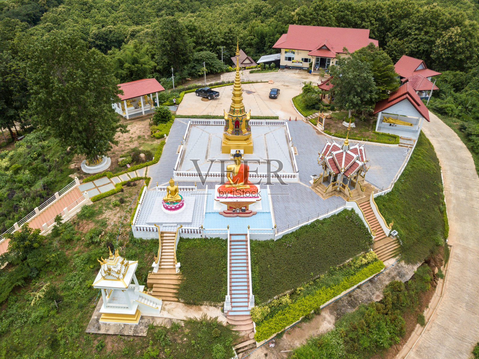 鸟瞰图Wat Phra That San Kwang寺庙坐落在泰国清莱省近郊的小山上。照片摄影图片