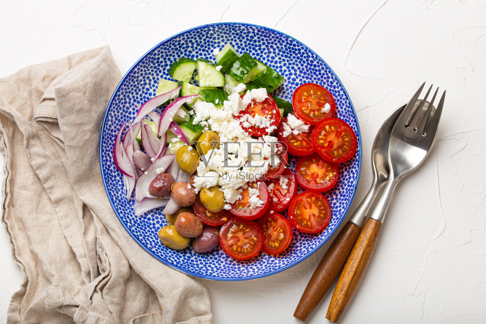 上面是希腊沙拉配蔬菜和羊乳酪照片摄影图片