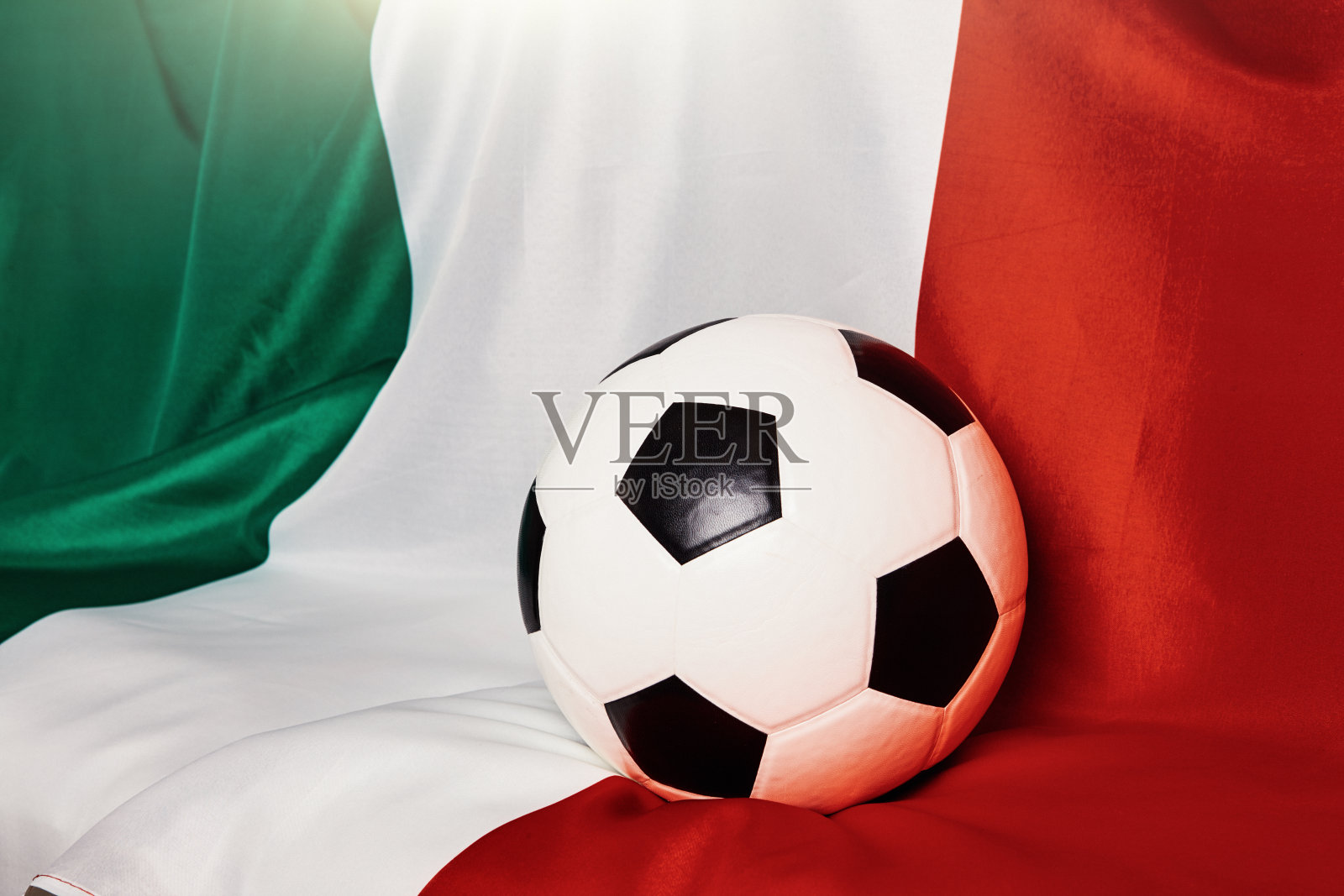 传统的黑白足球，图案为意大利国旗，代表对国家队的支持照片摄影图片