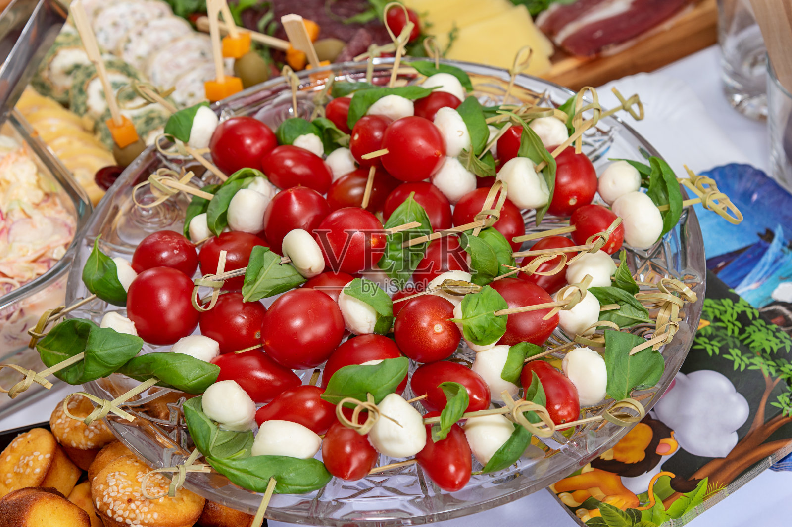 健康的开胃菜-蕃茄和马苏里拉芝士卡普勒沙拉照片摄影图片