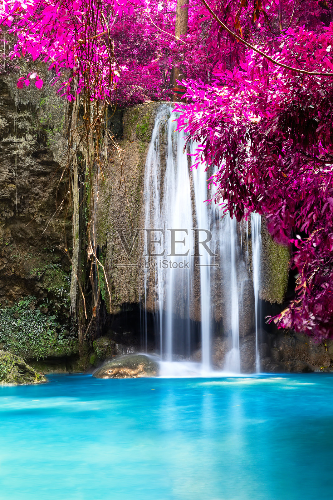 美丽的瀑布在泰国四面国家公园的森林。照片摄影图片
