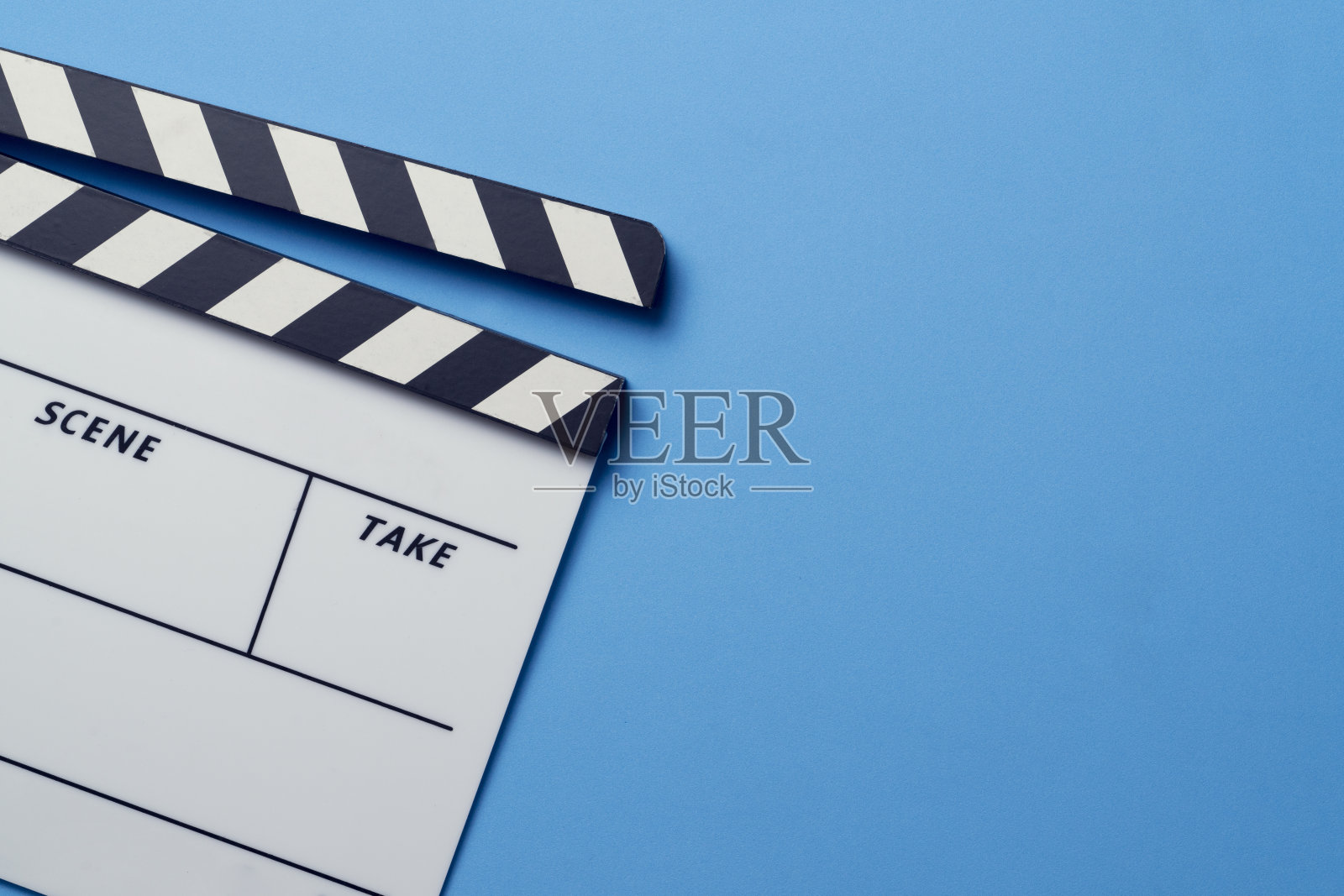 电影拍手在蓝色的桌子背景;电影，电影和视频摄影概念照片摄影图片