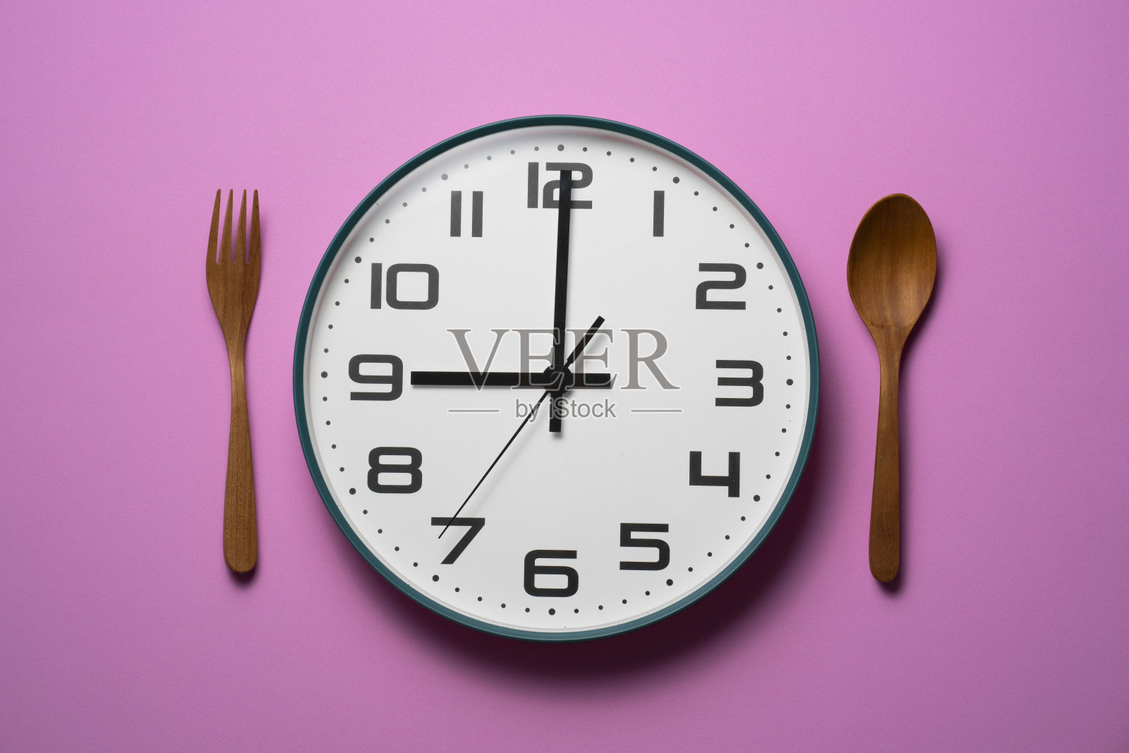 食物时钟勺子和叉子，粉色背景上的健康食物早餐概念照片摄影图片