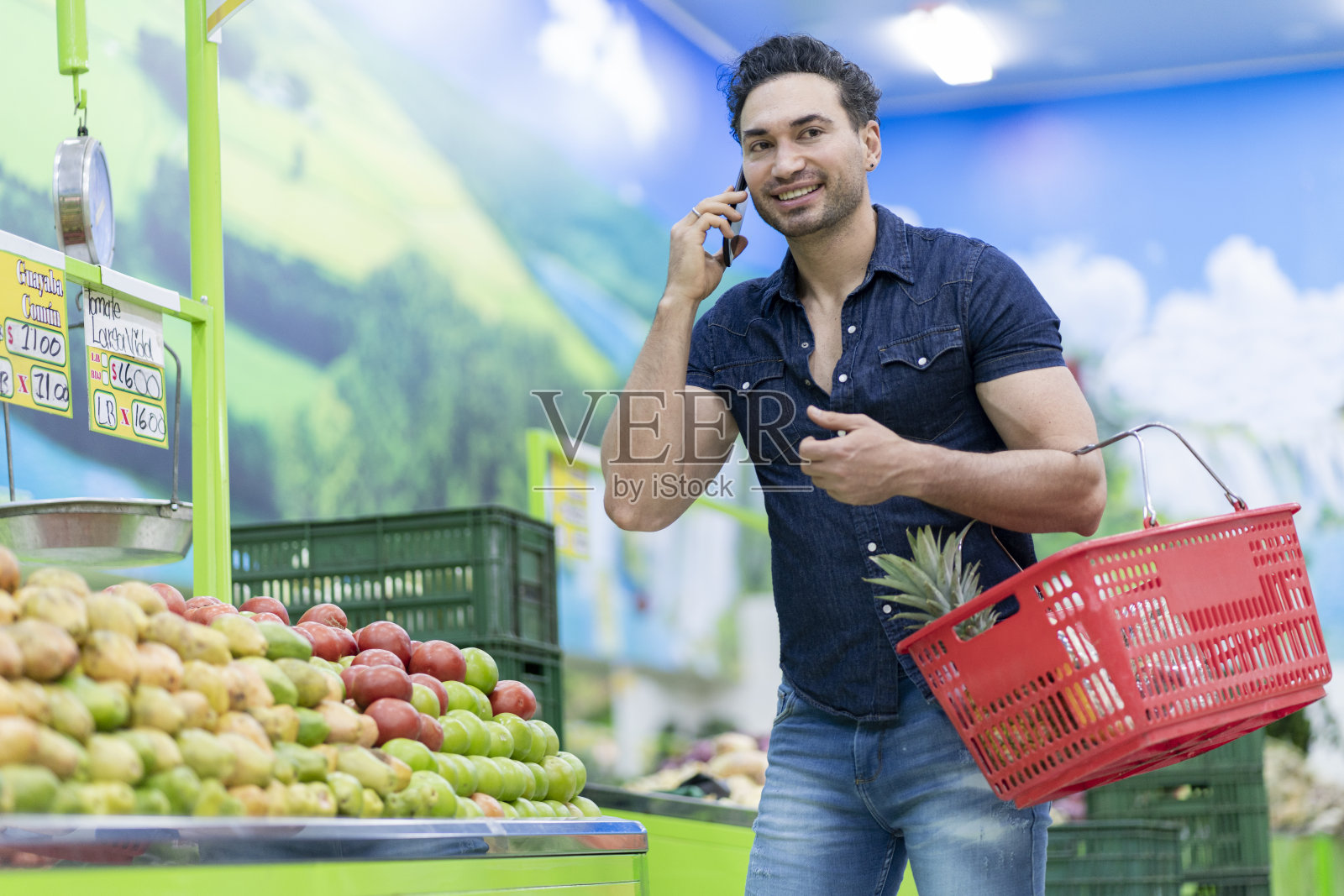 一名拉丁裔男子在杂货店购物时打电话照片摄影图片