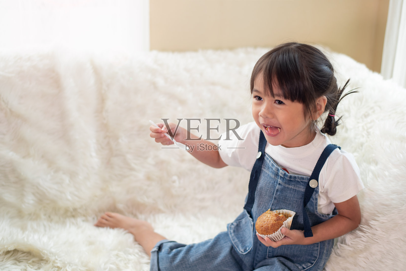 快乐的亚洲孩子喜欢吃美味的香蕉蛋糕照片摄影图片
