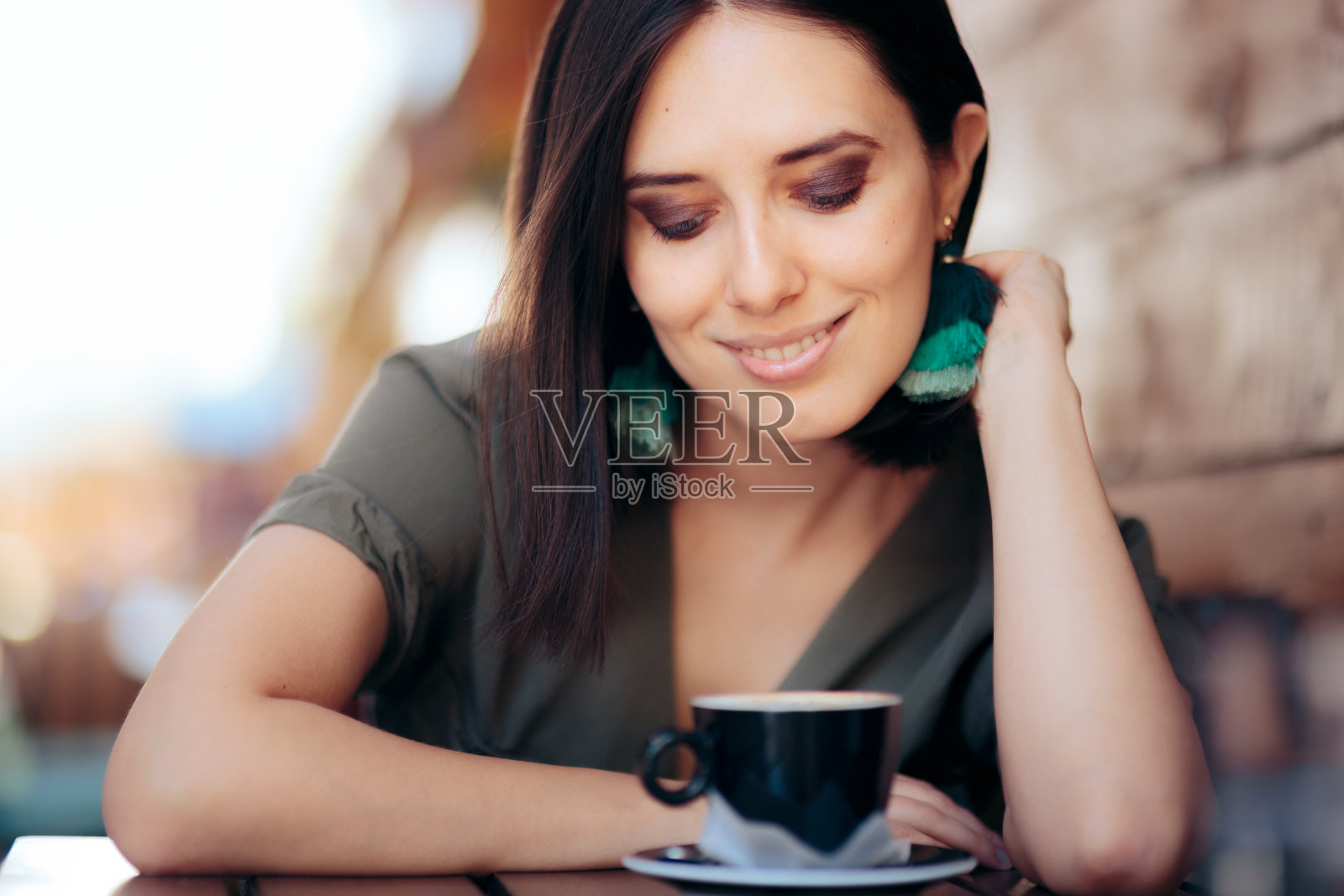 快乐的女人在户外餐厅喝咖啡照片摄影图片