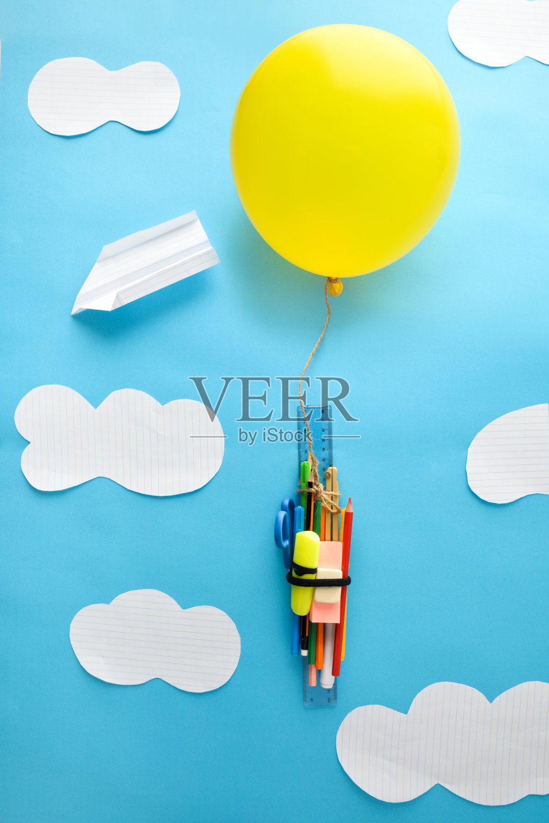 气球升起一堆学校用品蓝色背景垂直构图照片摄影图片