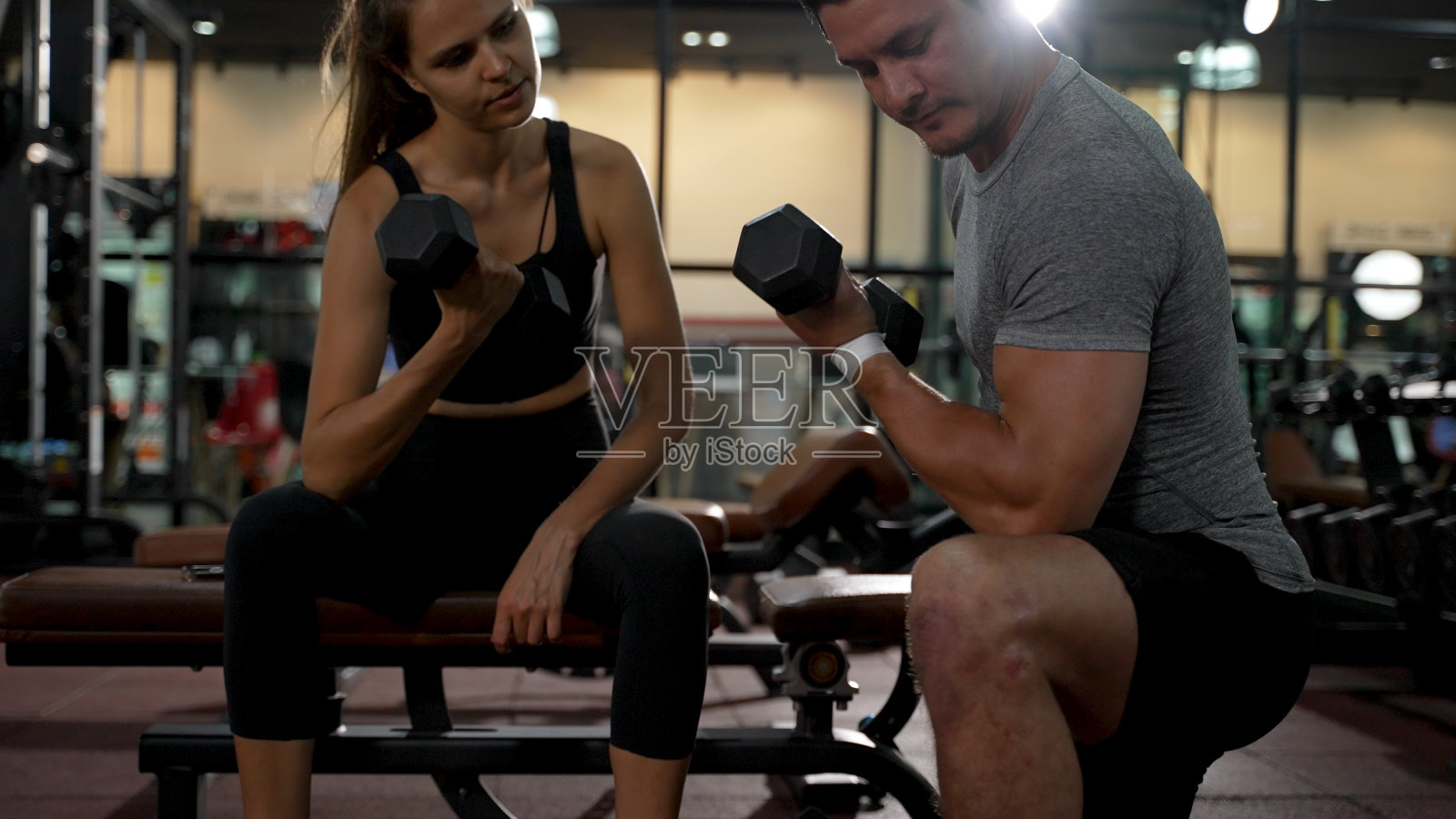 教练女性基本锻炼在健身房里锻炼重量训练健康的生活方式健美运动员用杠铃做硬举为建设者肌肉运动。照片摄影图片