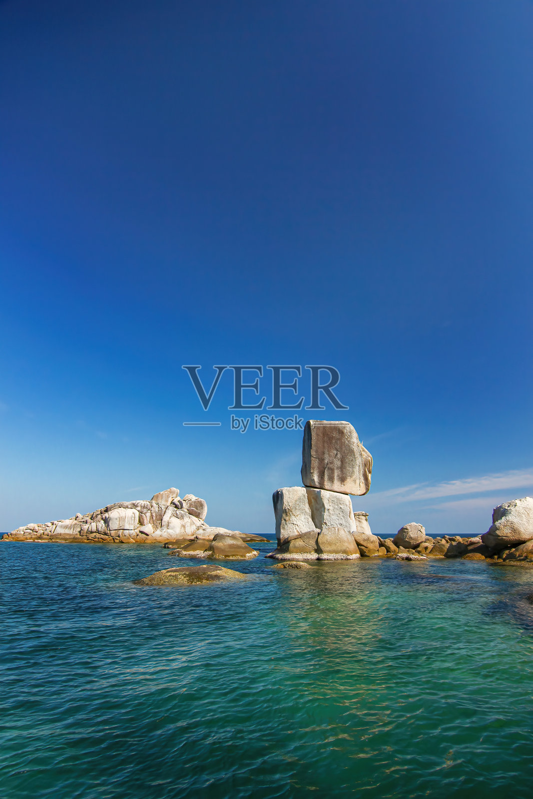 泰国旅游岛利贝岛巨石阵叠嶂于远海海中与巨大的大石交叠和阳光明媚清澈的蓝天背景景观照片摄影图片